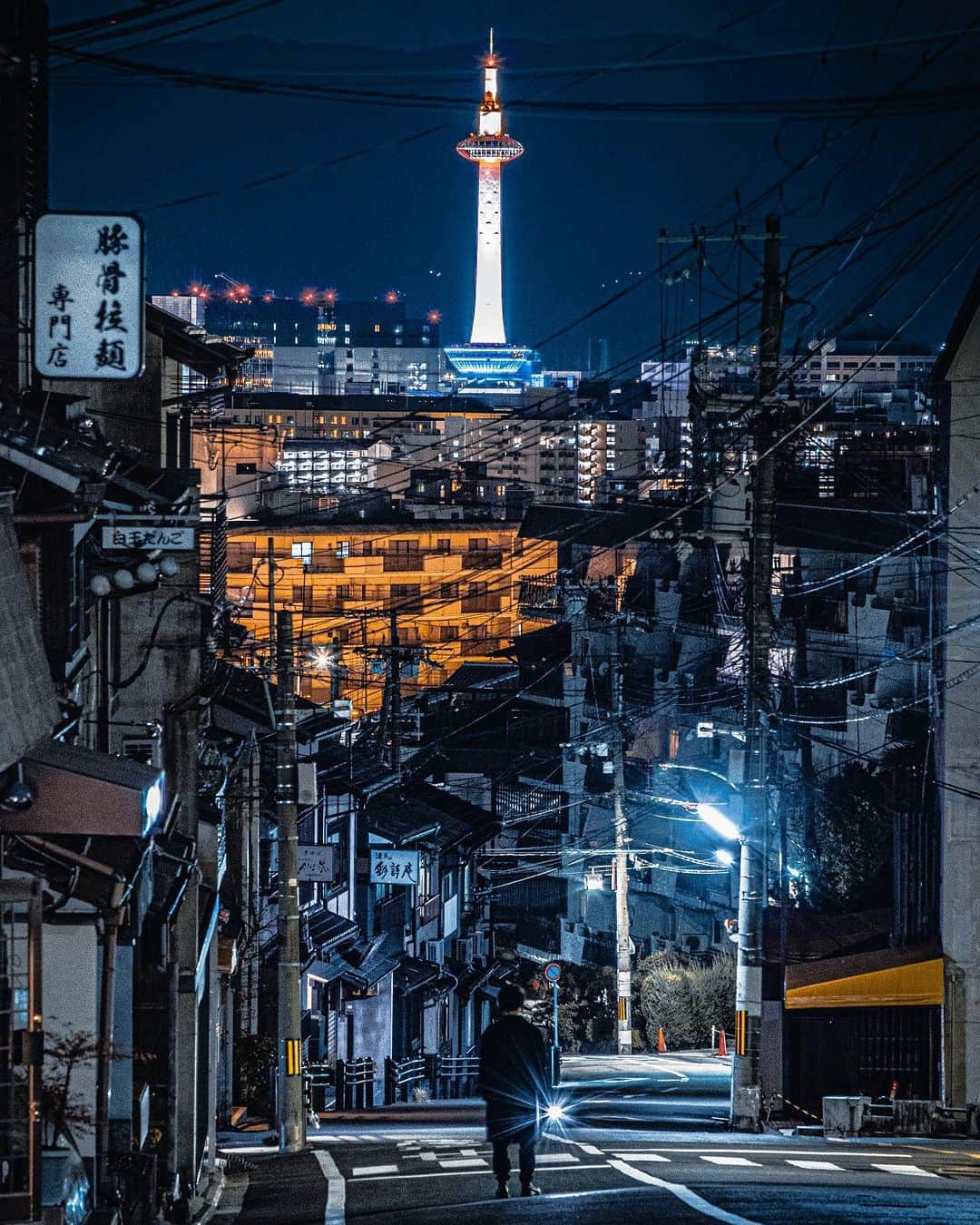 京都タワーのインスタグラム：「* PHOTOBY @shinba_19 #リポスト #おおきに  夜の街に溶け込む京都タワーがクールな1枚です📷 京都の高低差がわかりますね👀  素敵なお写真のご投稿、ありがとうございました👏  ----- @kyototowerhotel_officialをタグ付け、または【#京都タワー】か【#kyototower】をつけて投稿していただいたユーザーさまの素敵なお写真をご紹介していきます -----  #京都 #京都旅行 #京都カメラ部 #キリトリセカイ #京都大人旅 #京都写真部 #写真好きな人と繋がりたい #京都タワーのある景色 #夜景 #夜景ら部 #夜景好き #そうだ京都行こう #誰かに見せたい風景 #誰かに見せたい景色 #カメラ女子 #kyoto #kyotogenic #beautiful #night_gram #japan #travel #discoverjapan #loves_united_kyoto #instagood #kyotojapan #kyoto_style #kyotogenic」