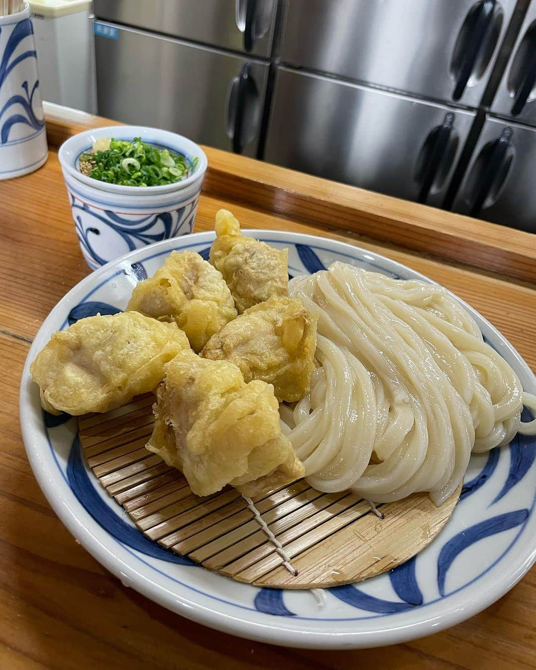 椿原愛さんのインスタグラム写真 - (椿原愛Instagram)「三十路女の癒し旅、香川でうどん食べまくるぞ編  わたしの好きな食べ物の代表格『うどん』を食べに香川にお邪魔しました。 先日はおすすめのお店教えてくれてありがとう！✨ 参考にさせていただきました☺️  一泊二日で３食うどんを堪能しました。 お店によってうどんのコシ、出汁の風味、天ぷら、個性が溢れ出していた！ どれも美味しい…。数百円で食べられるなんて香川の皆様最高ですね😏🌹  食べてばっかりじゃなく、金比羅山も本宮まで登ってきました！ なんと758段😂 30超え３人で登ったけどみんな汗だくで悲鳴あげましたw でもやっぱり空気がすんごい透明で爽やかで、パワーを感じた。  １枚目の自撮り、拡大したら汗すごいです。(笑)  日本国民ですがまだ47都道府県を制覇できていないので、全て訪れるのが一つの目標です！  香川のご当地Tシャツもゲットしたので着るの楽しみです。  旅日記でした🤍  #香川旅行　#香川　#金比羅山　#讃岐うどん巡り」9月2日 21時00分 - ai.tsubakihara