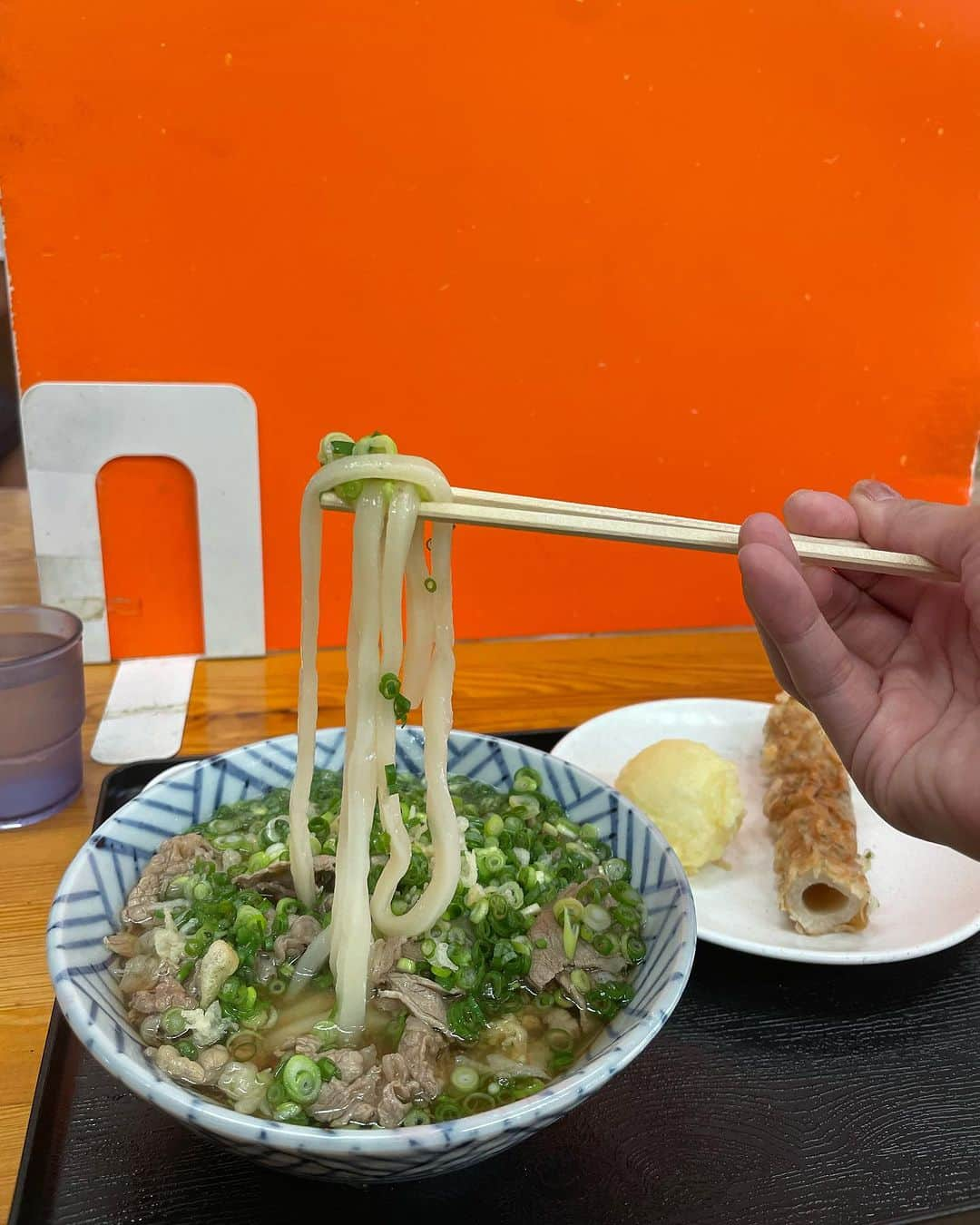 椿原愛さんのインスタグラム写真 - (椿原愛Instagram)「三十路女の癒し旅、香川でうどん食べまくるぞ編  わたしの好きな食べ物の代表格『うどん』を食べに香川にお邪魔しました。 先日はおすすめのお店教えてくれてありがとう！✨ 参考にさせていただきました☺️  一泊二日で３食うどんを堪能しました。 お店によってうどんのコシ、出汁の風味、天ぷら、個性が溢れ出していた！ どれも美味しい…。数百円で食べられるなんて香川の皆様最高ですね😏🌹  食べてばっかりじゃなく、金比羅山も本宮まで登ってきました！ なんと758段😂 30超え３人で登ったけどみんな汗だくで悲鳴あげましたw でもやっぱり空気がすんごい透明で爽やかで、パワーを感じた。  １枚目の自撮り、拡大したら汗すごいです。(笑)  日本国民ですがまだ47都道府県を制覇できていないので、全て訪れるのが一つの目標です！  香川のご当地Tシャツもゲットしたので着るの楽しみです。  旅日記でした🤍  #香川旅行　#香川　#金比羅山　#讃岐うどん巡り」9月2日 21時00分 - ai.tsubakihara