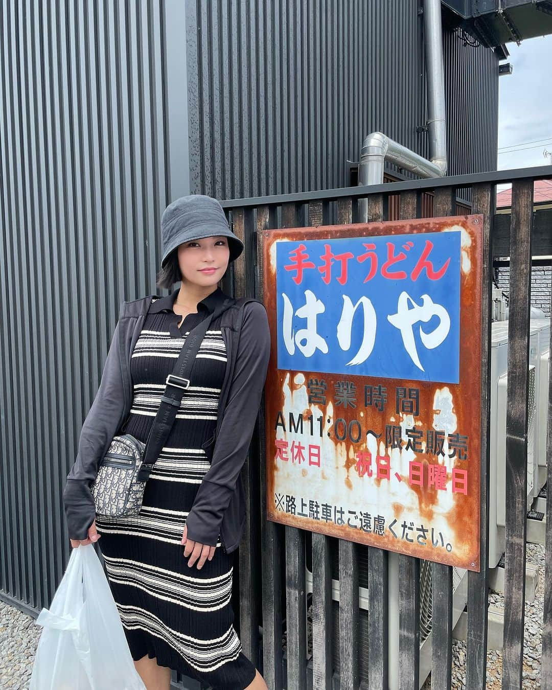 椿原愛さんのインスタグラム写真 - (椿原愛Instagram)「三十路女の癒し旅、香川でうどん食べまくるぞ編  わたしの好きな食べ物の代表格『うどん』を食べに香川にお邪魔しました。 先日はおすすめのお店教えてくれてありがとう！✨ 参考にさせていただきました☺️  一泊二日で３食うどんを堪能しました。 お店によってうどんのコシ、出汁の風味、天ぷら、個性が溢れ出していた！ どれも美味しい…。数百円で食べられるなんて香川の皆様最高ですね😏🌹  食べてばっかりじゃなく、金比羅山も本宮まで登ってきました！ なんと758段😂 30超え３人で登ったけどみんな汗だくで悲鳴あげましたw でもやっぱり空気がすんごい透明で爽やかで、パワーを感じた。  １枚目の自撮り、拡大したら汗すごいです。(笑)  日本国民ですがまだ47都道府県を制覇できていないので、全て訪れるのが一つの目標です！  香川のご当地Tシャツもゲットしたので着るの楽しみです。  旅日記でした🤍  #香川旅行　#香川　#金比羅山　#讃岐うどん巡り」9月2日 21時00分 - ai.tsubakihara