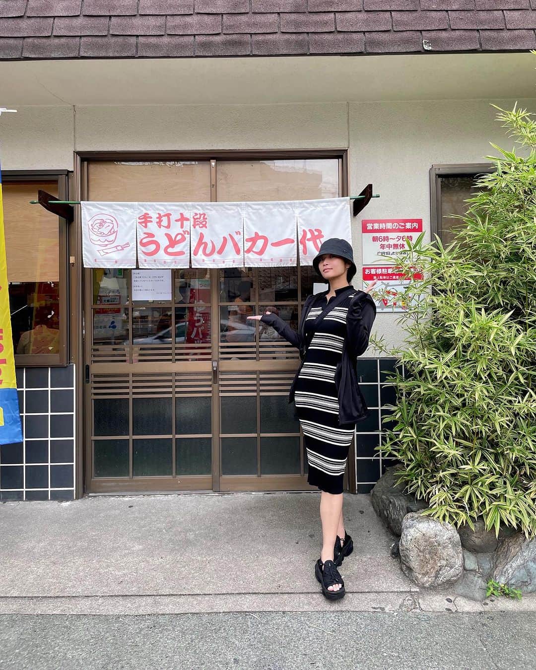 椿原愛さんのインスタグラム写真 - (椿原愛Instagram)「三十路女の癒し旅、香川でうどん食べまくるぞ編  わたしの好きな食べ物の代表格『うどん』を食べに香川にお邪魔しました。 先日はおすすめのお店教えてくれてありがとう！✨ 参考にさせていただきました☺️  一泊二日で３食うどんを堪能しました。 お店によってうどんのコシ、出汁の風味、天ぷら、個性が溢れ出していた！ どれも美味しい…。数百円で食べられるなんて香川の皆様最高ですね😏🌹  食べてばっかりじゃなく、金比羅山も本宮まで登ってきました！ なんと758段😂 30超え３人で登ったけどみんな汗だくで悲鳴あげましたw でもやっぱり空気がすんごい透明で爽やかで、パワーを感じた。  １枚目の自撮り、拡大したら汗すごいです。(笑)  日本国民ですがまだ47都道府県を制覇できていないので、全て訪れるのが一つの目標です！  香川のご当地Tシャツもゲットしたので着るの楽しみです。  旅日記でした🤍  #香川旅行　#香川　#金比羅山　#讃岐うどん巡り」9月2日 21時00分 - ai.tsubakihara