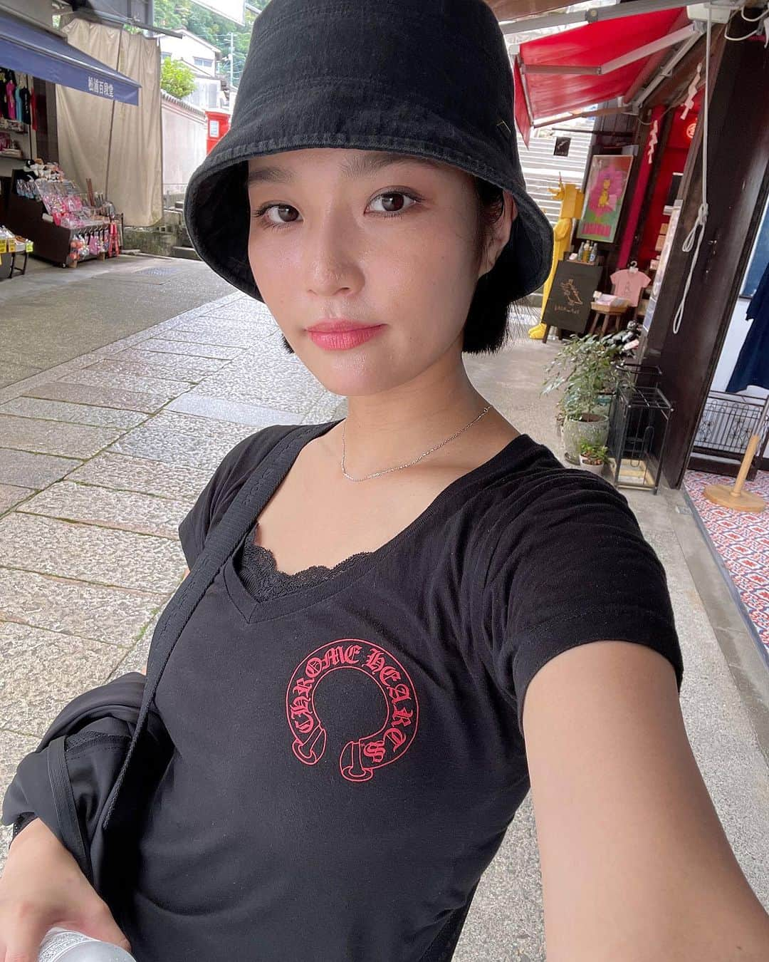 椿原愛さんのインスタグラム写真 - (椿原愛Instagram)「三十路女の癒し旅、香川でうどん食べまくるぞ編  わたしの好きな食べ物の代表格『うどん』を食べに香川にお邪魔しました。 先日はおすすめのお店教えてくれてありがとう！✨ 参考にさせていただきました☺️  一泊二日で３食うどんを堪能しました。 お店によってうどんのコシ、出汁の風味、天ぷら、個性が溢れ出していた！ どれも美味しい…。数百円で食べられるなんて香川の皆様最高ですね😏🌹  食べてばっかりじゃなく、金比羅山も本宮まで登ってきました！ なんと758段😂 30超え３人で登ったけどみんな汗だくで悲鳴あげましたw でもやっぱり空気がすんごい透明で爽やかで、パワーを感じた。  １枚目の自撮り、拡大したら汗すごいです。(笑)  日本国民ですがまだ47都道府県を制覇できていないので、全て訪れるのが一つの目標です！  香川のご当地Tシャツもゲットしたので着るの楽しみです。  旅日記でした🤍  #香川旅行　#香川　#金比羅山　#讃岐うどん巡り」9月2日 21時00分 - ai.tsubakihara