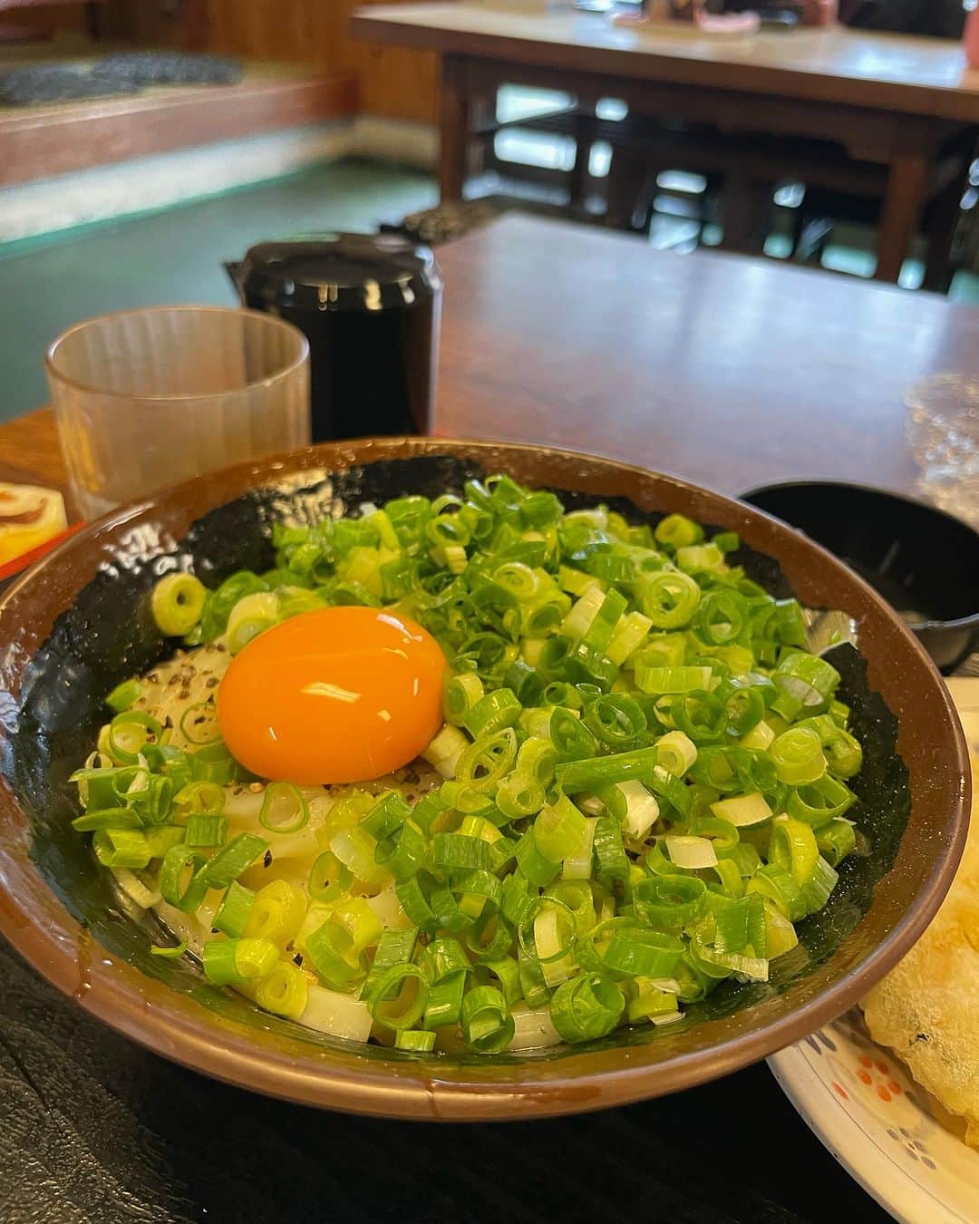 椿原愛さんのインスタグラム写真 - (椿原愛Instagram)「三十路女の癒し旅、香川でうどん食べまくるぞ編  わたしの好きな食べ物の代表格『うどん』を食べに香川にお邪魔しました。 先日はおすすめのお店教えてくれてありがとう！✨ 参考にさせていただきました☺️  一泊二日で３食うどんを堪能しました。 お店によってうどんのコシ、出汁の風味、天ぷら、個性が溢れ出していた！ どれも美味しい…。数百円で食べられるなんて香川の皆様最高ですね😏🌹  食べてばっかりじゃなく、金比羅山も本宮まで登ってきました！ なんと758段😂 30超え３人で登ったけどみんな汗だくで悲鳴あげましたw でもやっぱり空気がすんごい透明で爽やかで、パワーを感じた。  １枚目の自撮り、拡大したら汗すごいです。(笑)  日本国民ですがまだ47都道府県を制覇できていないので、全て訪れるのが一つの目標です！  香川のご当地Tシャツもゲットしたので着るの楽しみです。  旅日記でした🤍  #香川旅行　#香川　#金比羅山　#讃岐うどん巡り」9月2日 21時00分 - ai.tsubakihara