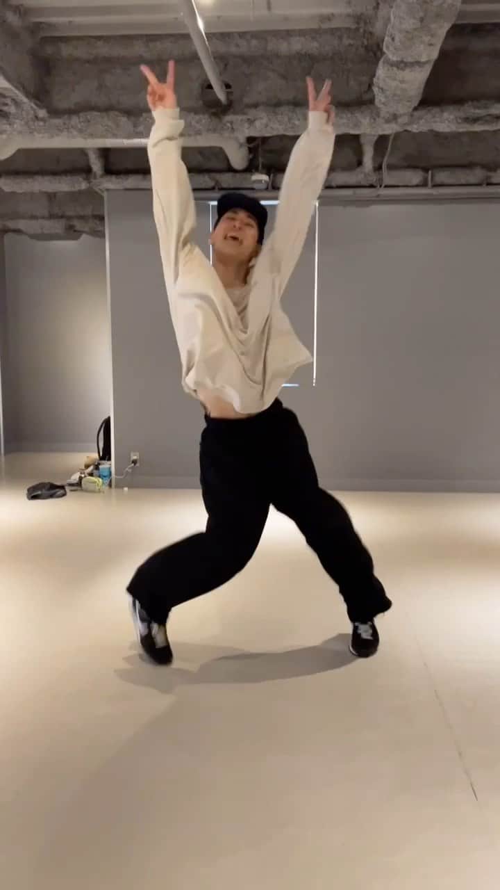 Oguriのインスタグラム：「062のリクエストで踊るオムリク！🔥 第一弾！！！ いい曲教えてくれてありがとうーー！！🤩  s**t kingz OFFICIAL FANCLUB「062(オムツ)」内のコンテンツ“OguriのCHALLENGE CONTENTS「OMUREQU」”では、062会員の皆さんに「Oguriにこの曲で踊ってほしい！！」というリクエストを募集中！ 今回062会員の方からリクエストをいただいた曲Gi Gi Giraffeさん「Picture」を踊りました！ #062 ＃OMUREQU＃オムリク」