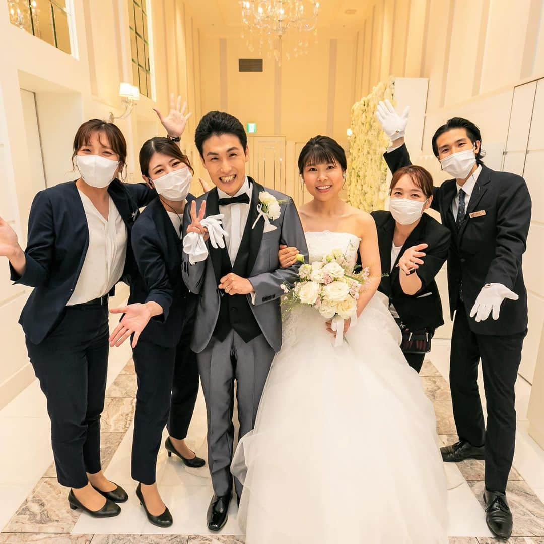 アルカンシエル南青山さんのインスタグラム写真 - (アルカンシエル南青山Instagram)「【Wedding Photo Wish Staff❁】 アルカンシエル南青山にて 結婚式を迎えられたお2人♡ ・ 披露宴入場前に担当プランナーと 当日のキャプテンとお写真撮影📷  緊張がほぐれ、お2人らしい笑顔と雰囲気で お過ごしいただいたお2人の披露宴✨ ・ とても暖かみ溢れるアットホームな披露宴でした！ この度はご結婚おめでとうございます！♡  . .................................. 南青山で🌱光×水×緑🌿 を感じられる結婚式場🕊✴︎ . 『感謝を、式のまんなかに。』をテーマに 自然体で感謝が伝わる結婚式の事例を紹介💛 . 👇🏻をタップ🌈👣 @arcenciel.minamiaoyama ......................................  #スタッフ写真  #ウエディングドレス  #ウエディングヘア  #披露宴レポ  #ウエディングレポート #ウエディングレポ #アルカンシエル #アルカンシエル南青山 #アルカン花嫁 #東京花嫁 #東京プレ花嫁 #東京ウェディング #東京結婚式 #表参道花嫁 #表参道プレ花嫁 #表参道ウェディング #表参道結婚式 #ナチュラルウェディング #日本中のプレ花嫁さんと繋がりたい #感謝を式のまんなかに #2023秋婚 #2023冬婚 #2024春婚 #2024夏婚」9月2日 21時00分 - arcenciel.minamiaoyama