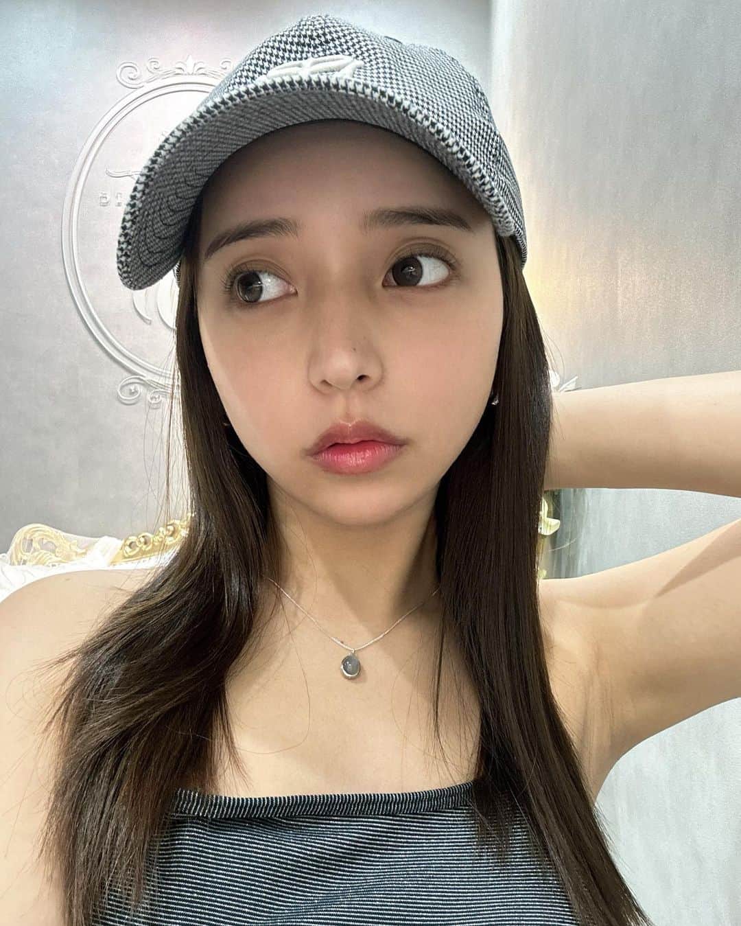 平尾優美花（ゆみちぃ）さんのインスタグラム写真 - (平尾優美花（ゆみちぃ）Instagram)「先日、@tclinic_shinjuku でハイフのリニアモードやってきた🏥 直後もだけど最近また更に効果感じてきたの！ 顎下のたるみ？お肉？どちらにせよ、引き締まってくれて嬉しい🥲🫶🏻  左右差が気になってたけど先生が親身に黄金比を考えて施術してくれた🌷 HIFUも打つ人や機会で変わってくるものだから、慎重に！仕上がり満足〜  キャミは @gu_for_all_ デニムは @grl_official  キャップは @snidel_official と @newerajapan コラボ🧢」9月2日 21時05分 - hirao_yumika