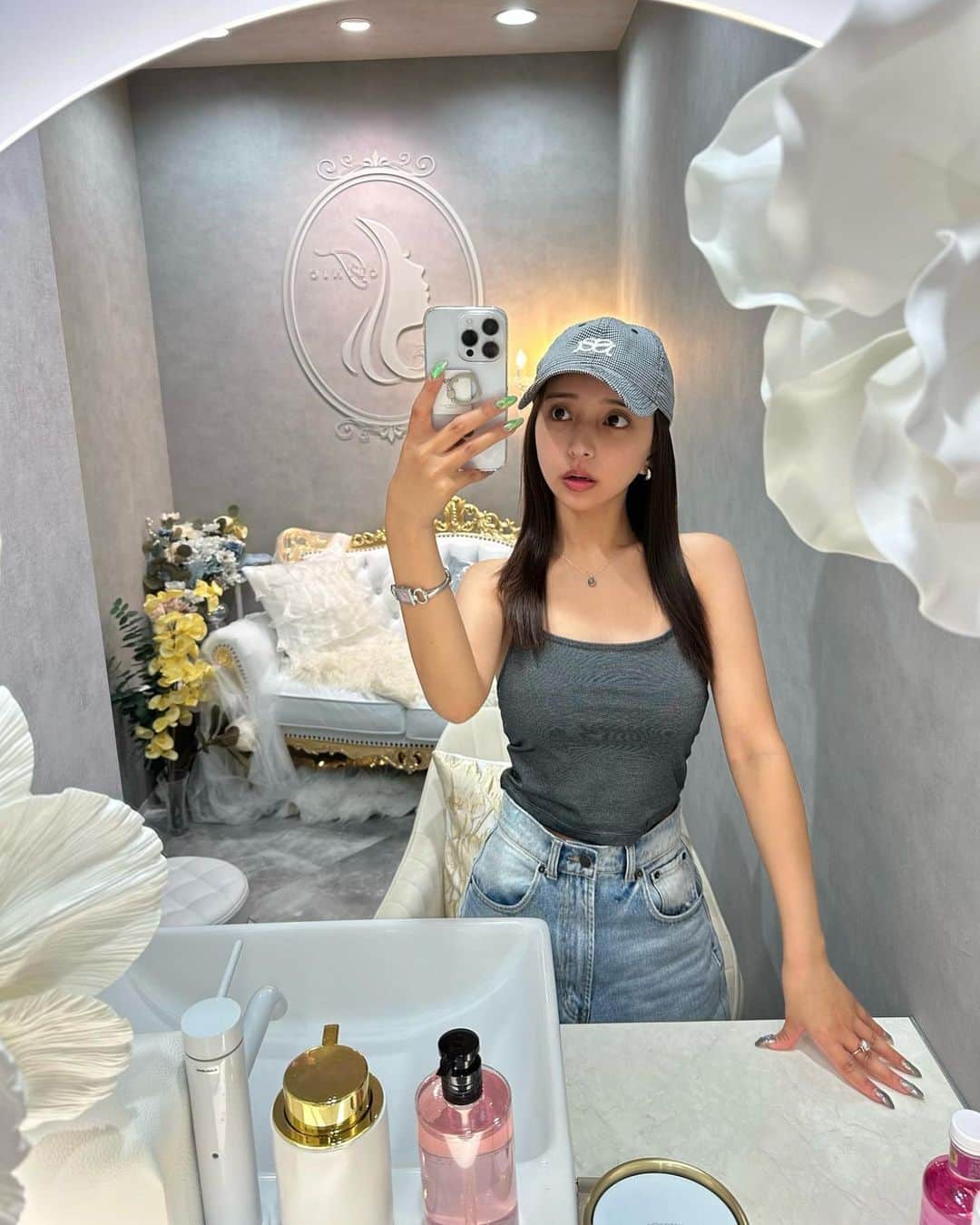 のインスタグラム：「先日、@tclinic_shinjuku でハイフのリニアモードやってきた🏥 直後もだけど最近また更に効果感じてきたの！ 顎下のたるみ？お肉？どちらにせよ、引き締まってくれて嬉しい🥲🫶🏻  左右差が気になってたけど先生が親身に黄金比を考えて施術してくれた🌷 HIFUも打つ人や機会で変わってくるものだから、慎重に！仕上がり満足〜  キャミは @gu_for_all_ デニムは @grl_official  キャップは @snidel_official と @newerajapan コラボ🧢」