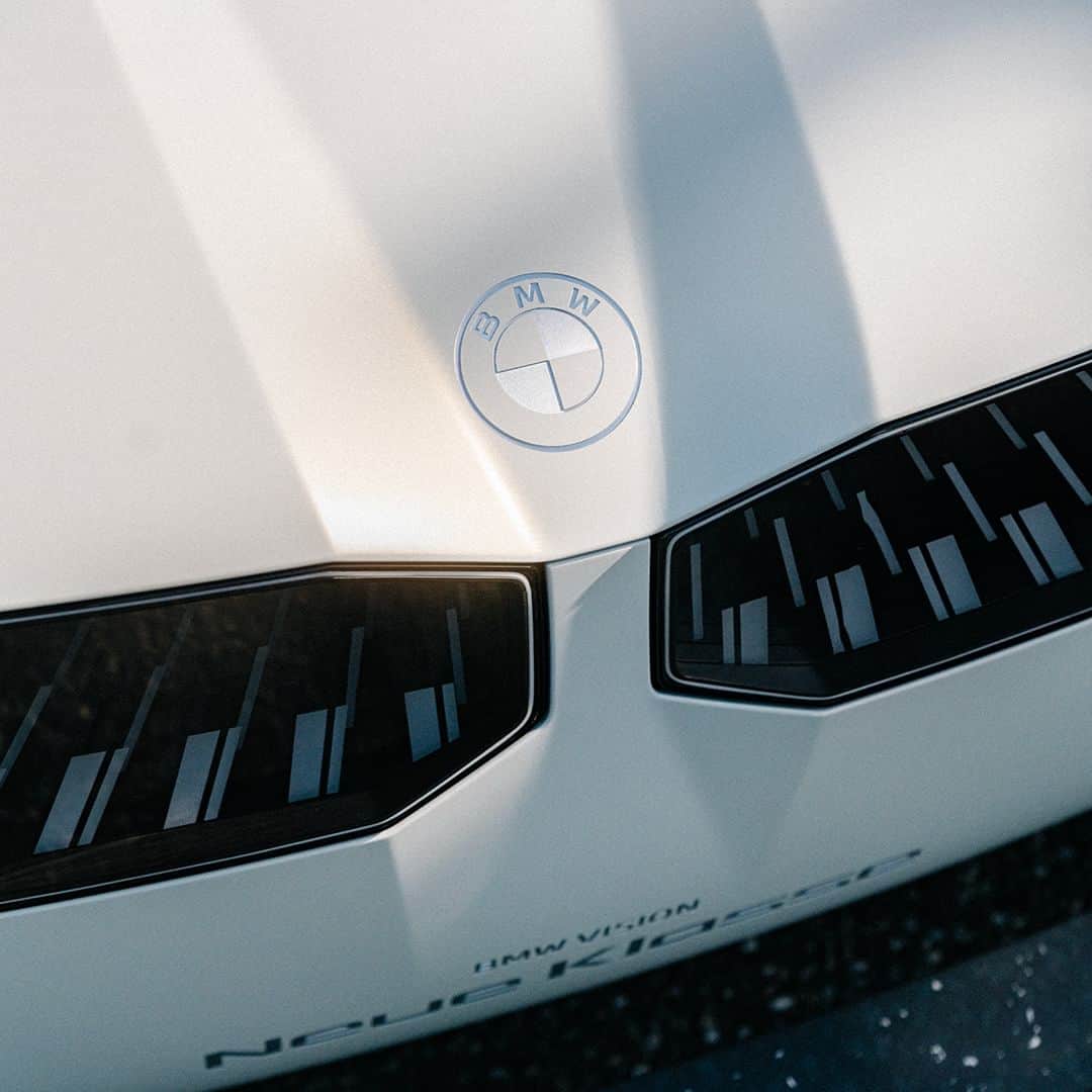 BMW Japanさんのインスタグラム写真 - (BMW JapanInstagram)「次世代モビリティの象徴 BMW Vision Neue Klasse  第6世代のBMW eDriveテクノロジーを搭載した、BMW Vision Neue Klasse（ノイエ・クラッセ）が登場。  シンプルに研ぎ澄まされたデザイン、次世代のBMW iDriveがインタラクティブで直観的なデジタル体験をもたらします。  車両のライフサイクル全体を通じてCO2排出量を削減し、資源を無駄にしない生産プロセス、二次原材料の積極的な採用。歓びにあふれた美しい地球を走り続けるために。  ノイエ・クラッセの詳細は @bmwjapan アカウントトップのURLからチェック。  #NeueKlasse #THEVisionNeueKlasse #TheNeueNew #ノイエクラッセ #BMW #駆けぬける歓び #BMWJapan #BornElectric #BMWElectric #electriccar #EVcar #電気自動車 #電気のチカラで新たなる歓びを」9月2日 21時05分 - bmwjapan