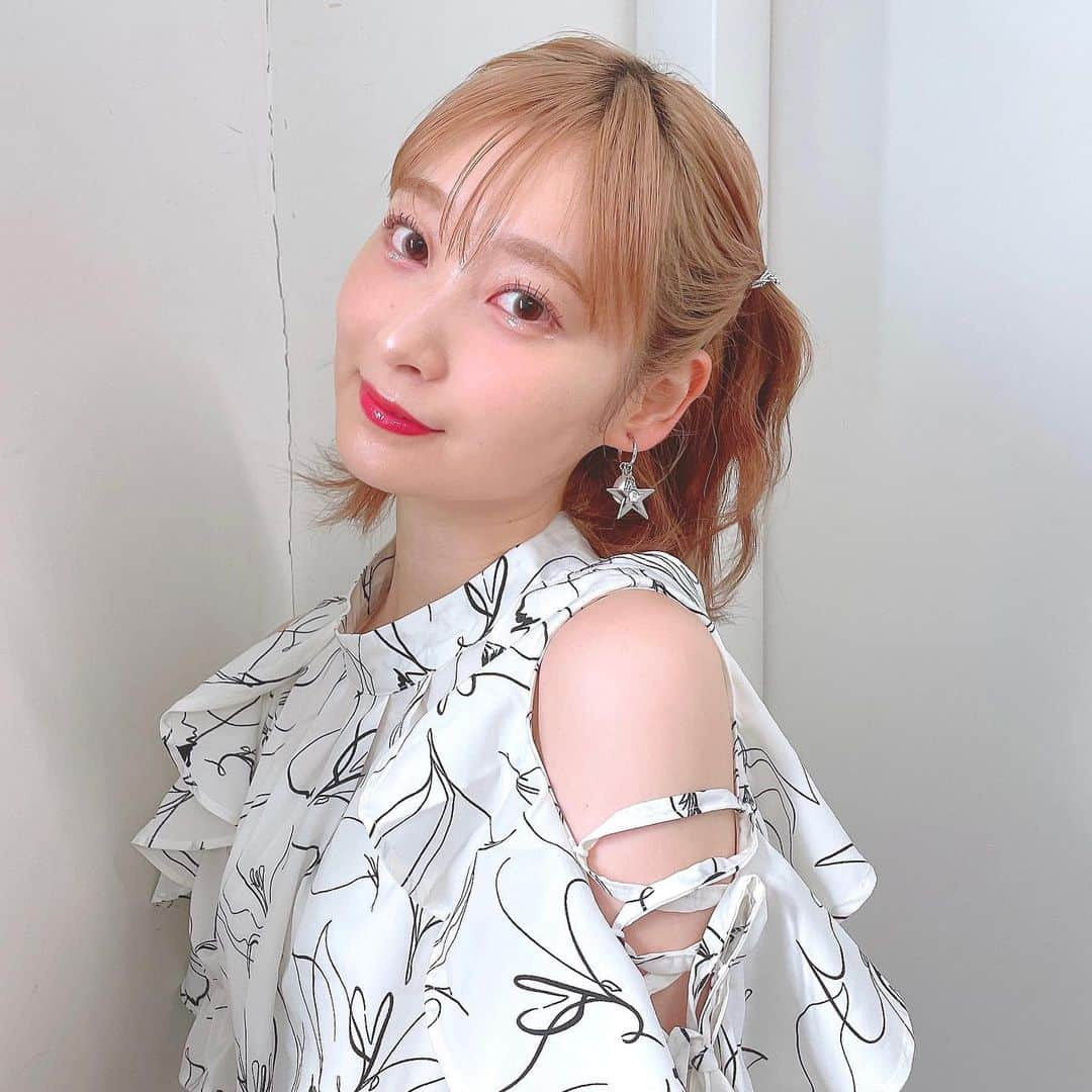 山下七海さんのインスタグラム写真 - (山下七海Instagram)「Maisen Music FES 2023 Day1 ヘアメイクさんちゃん♡  今日もヘアメイク時間に余裕あり、ネイルまで仕上げてもらっちゃったのでよくみてほしい🫣💟  #ヘアアレンジ #ヘアメイク #さんちゃん」9月2日 21時07分 - aishite773