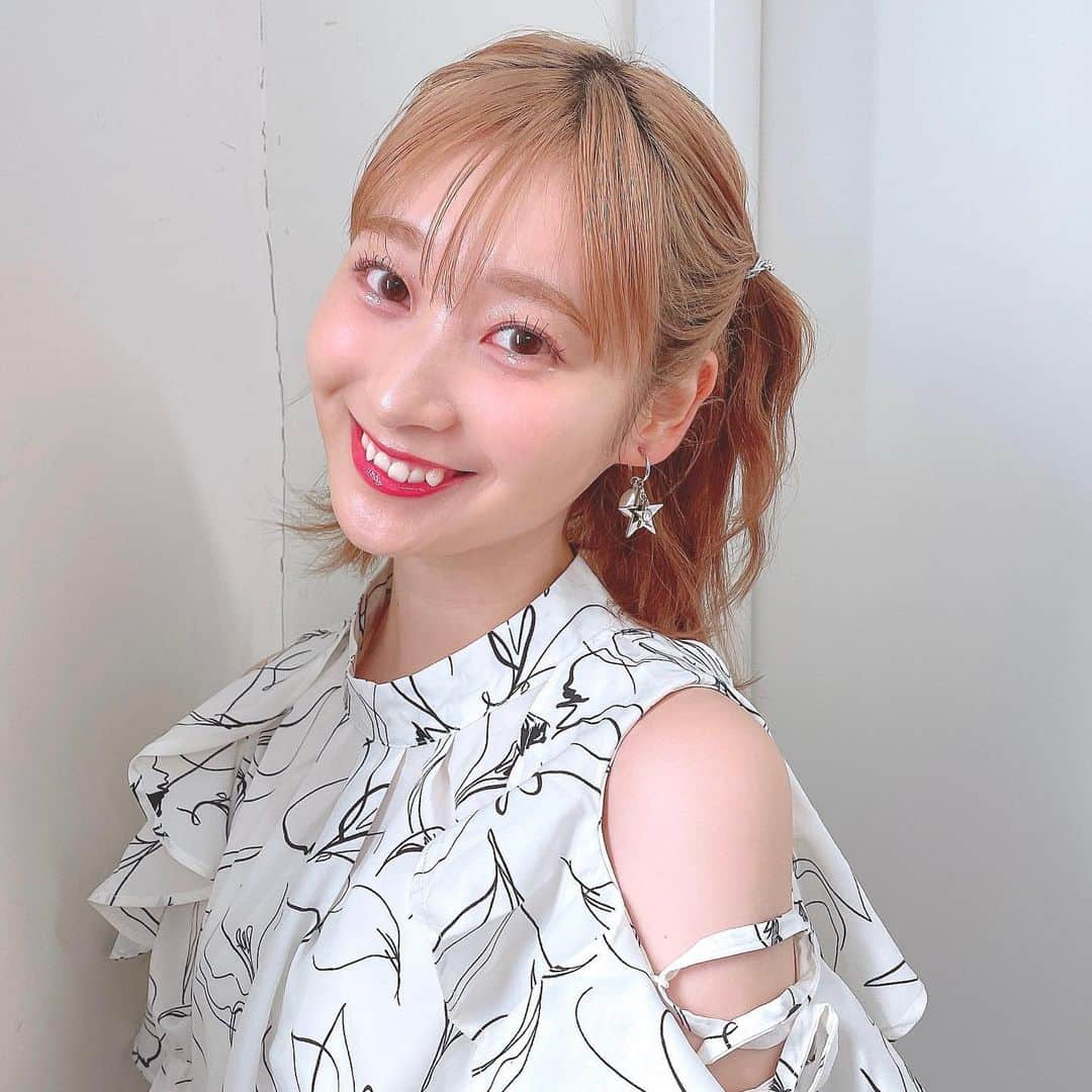 山下七海さんのインスタグラム写真 - (山下七海Instagram)「Maisen Music FES 2023 Day1 ヘアメイクさんちゃん♡  今日もヘアメイク時間に余裕あり、ネイルまで仕上げてもらっちゃったのでよくみてほしい🫣💟  #ヘアアレンジ #ヘアメイク #さんちゃん」9月2日 21時07分 - aishite773