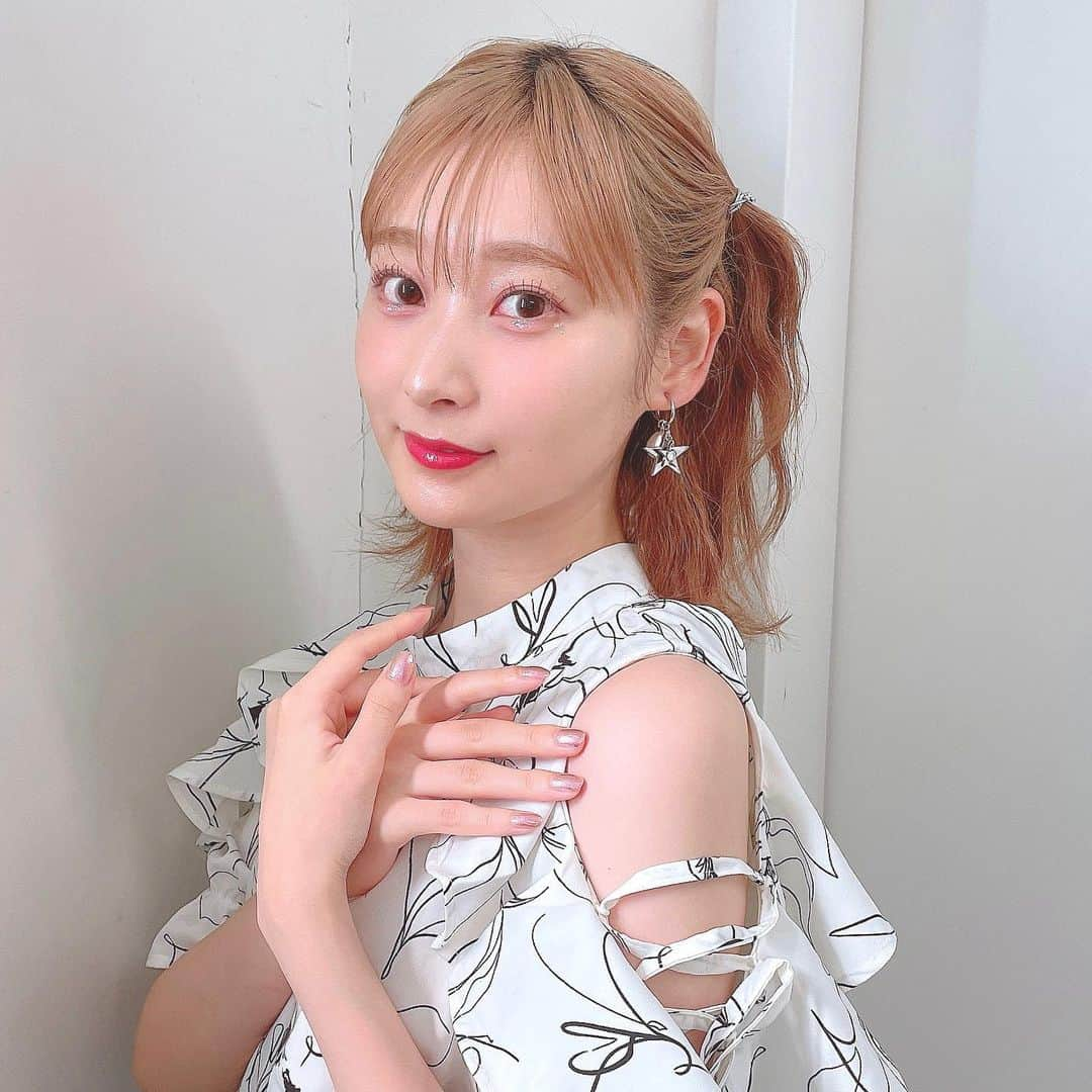 山下七海さんのインスタグラム写真 - (山下七海Instagram)「Maisen Music FES 2023 Day1 ヘアメイクさんちゃん♡  今日もヘアメイク時間に余裕あり、ネイルまで仕上げてもらっちゃったのでよくみてほしい🫣💟  #ヘアアレンジ #ヘアメイク #さんちゃん」9月2日 21時07分 - aishite773