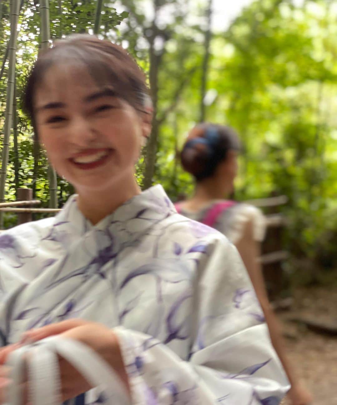 松原菜摘さんのインスタグラム写真 - (松原菜摘Instagram)「先日念願の京都嵐山に行ってきました🎍♡ 嵐山に行ったのは小学生の時以来で 前日からワクワクで眠れないくらい…🫢 (くらい)  浴衣を着ていく京都は 本当にとっても楽しかった💐 外国籍の方がたくさん旅行に来ていて みんなたくさん写真を撮ってたのですが 「hey~‼︎ こんにちはsay!!!!」 と内カメで一緒に「こんにちは~‼︎✌️」 とゆって一緒に写真をとったり♡ みんなすれ違う人☺︎☺︎っと笑顔の方ばかりで…♡  なんか、改めて笑顔っていいな~ って思ったり 知らない人と挨拶したり写真撮ったりする事って あんまり日本人では文化がなくて ちょっと戸惑ったりしちゃったりもするけど でも、そうゆう思い出って案外1番忘れられなかったり、 思い出に残ることだったりする🫢 心やからだに余裕や余白があると そうゆう事に気付けたりもするのかも♡とも🫧 笑顔って全世界共通でとっても大事❣️ って改めておもいました♡って話です  とっても素敵な場所でした😌🫧 またいきたい！  #京都 #嵐山 #竹林の小径 #京都観光 #京都カフェ #浴衣 #浴衣女子 #kyotojapan #kyoto #arashiyama #yukata #model」9月2日 21時08分 - __hani__mn