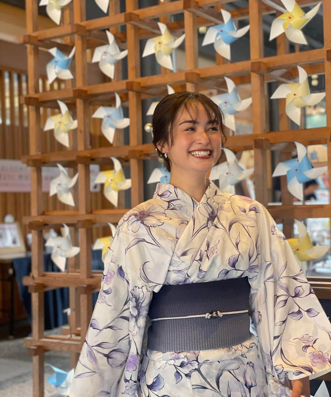 松原菜摘のインスタグラム：「先日念願の京都嵐山に行ってきました🎍♡ 嵐山に行ったのは小学生の時以来で 前日からワクワクで眠れないくらい…🫢 (くらい)  浴衣を着ていく京都は 本当にとっても楽しかった💐 外国籍の方がたくさん旅行に来ていて みんなたくさん写真を撮ってたのですが 「hey~‼︎ こんにちはsay!!!!」 と内カメで一緒に「こんにちは~‼︎✌️」 とゆって一緒に写真をとったり♡ みんなすれ違う人☺︎☺︎っと笑顔の方ばかりで…♡  なんか、改めて笑顔っていいな~ って思ったり 知らない人と挨拶したり写真撮ったりする事って あんまり日本人では文化がなくて ちょっと戸惑ったりしちゃったりもするけど でも、そうゆう思い出って案外1番忘れられなかったり、 思い出に残ることだったりする🫢 心やからだに余裕や余白があると そうゆう事に気付けたりもするのかも♡とも🫧 笑顔って全世界共通でとっても大事❣️ って改めておもいました♡って話です  とっても素敵な場所でした😌🫧 またいきたい！  #京都 #嵐山 #竹林の小径 #京都観光 #京都カフェ #浴衣 #浴衣女子 #kyotojapan #kyoto #arashiyama #yukata #model」