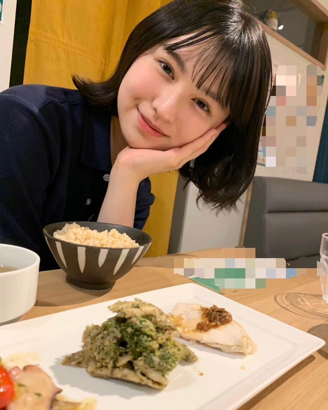 森﨑美月のインスタグラム：「🍽️  いろんなモノを少しずつ食べたい派！ なのでデリカテッセンのお店によく行きます〜 今日はデリ3種盛り!!  1番奥の鶏肉ね~ 「よだれ鷄」っていうんだよ~ おいしそうな名前だよね！ 胸肉なのにジューシー〜〜🫶🏻 ( '༥' )ŧ‹”ŧ‹”  ⁑ ⁑  #seventeen#セブンティーン #森﨑美月#mizukimorisaki#mizuki #FJK#JK#Jk1#女子高生 #16#16yrs#07 #japanesegirl#japan #デリ#カフェ」