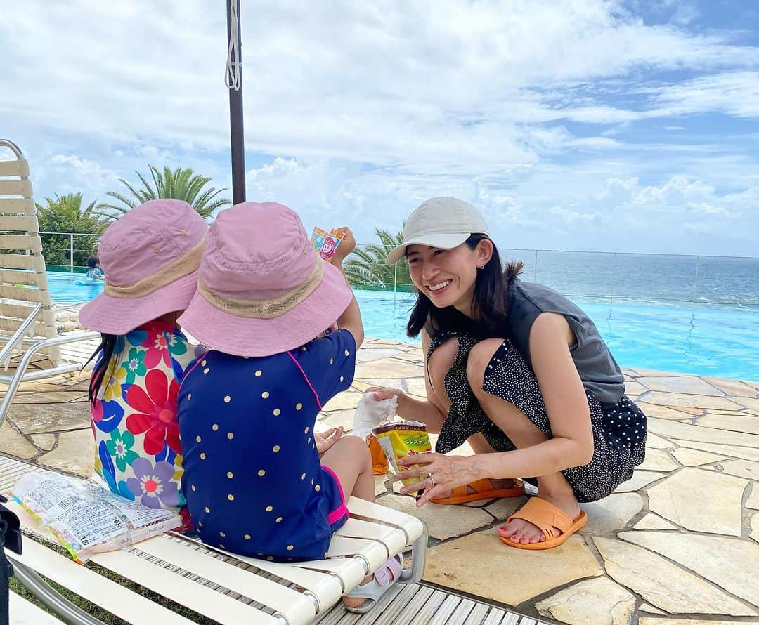 岡村仁美さんのインスタグラム写真 - (岡村仁美Instagram)「夏休みの思い出  この夏は伊豆へ 海は目の前なのに 波が怖い カニが怖い 挙げ句の果てには砂が嫌だ と全く近づこうとしない３歳児二人  ずーっとプールで遊び続けていました 親はその方が体力消耗しないからよいのですが😅  #夏の思い出 #伊豆 #３歳双子」9月2日 21時08分 - hitomi_okamura_