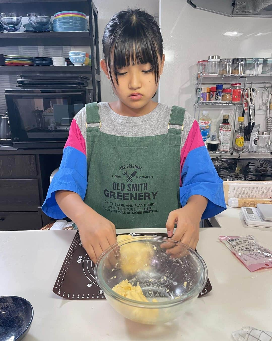 atukiyoさんのインスタグラム写真 - (atukiyoInstagram)「撮影終わって、夕飯終わって まこがデザートのチョコチップクッキー作ってくれてる🍪  ママは緑茶ハイ飲みながらその様子を見ています♪ 幸せやな😌  _ _ _ _ _ _ _ _ _ _ _ _ _ _ _ _ _   ◽️YouTube◽️ ろこまこあこチャンネル ▶︎月、水、金曜日　17時〜 ▶︎ショート　16時〜  ろこチャンネル ▶︎木曜日　17時〜  ライブ配信 ▶︎火曜日　17時半〜  ◽️TikTok◽️ ろこまこあこ ▶︎ atukiyo0311 ろこ（母管理）▶︎ rocoz.0517rma  ◽️Instagram◽️ ろこ（母管理）▶︎ @rocoroco0517 まこ（母管理）▶︎ @macomacomacorun  あこ（母管理）▶︎ @acoacoaconz  _ _ _ _ _ _ _ _ _ _ _ _ _ _ _ _ _ _  #kidsfashion#三姉妹#youtube#youtuber#ろこまこあこ#キッズコーデ#小学生コーデ#jc2#js6#twins#双子#コーデ#kids」9月2日 21時09分 - rocomacoaco