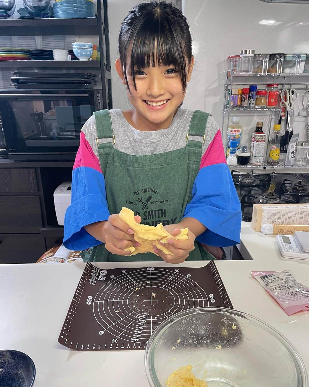 atukiyoさんのインスタグラム写真 - (atukiyoInstagram)「撮影終わって、夕飯終わって まこがデザートのチョコチップクッキー作ってくれてる🍪  ママは緑茶ハイ飲みながらその様子を見ています♪ 幸せやな😌  _ _ _ _ _ _ _ _ _ _ _ _ _ _ _ _ _   ◽️YouTube◽️ ろこまこあこチャンネル ▶︎月、水、金曜日　17時〜 ▶︎ショート　16時〜  ろこチャンネル ▶︎木曜日　17時〜  ライブ配信 ▶︎火曜日　17時半〜  ◽️TikTok◽️ ろこまこあこ ▶︎ atukiyo0311 ろこ（母管理）▶︎ rocoz.0517rma  ◽️Instagram◽️ ろこ（母管理）▶︎ @rocoroco0517 まこ（母管理）▶︎ @macomacomacorun  あこ（母管理）▶︎ @acoacoaconz  _ _ _ _ _ _ _ _ _ _ _ _ _ _ _ _ _ _  #kidsfashion#三姉妹#youtube#youtuber#ろこまこあこ#キッズコーデ#小学生コーデ#jc2#js6#twins#双子#コーデ#kids」9月2日 21時09分 - rocomacoaco