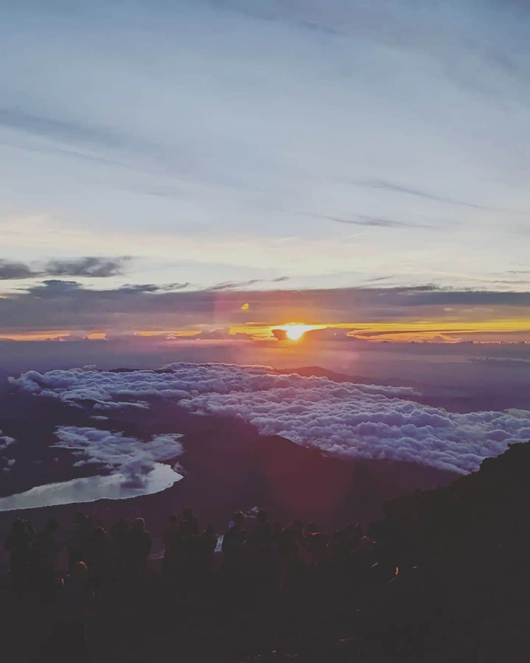 真田まことのインスタグラム：「登山記録。⁡ ⁡死ぬまでに1回は登ってみたいと思っていた富士山に登りました🗻⁡ ⁡⁡びっくりするぐらい簡単に登れました☺️⁡ ⁡ガイドさん付きだったり、日頃のトレーニングだったり裏高尾・丹沢山系登ってたりとかしてたからかな。⁡ ⁡⁡ ⁡死ぬまでに1回登ってみたいって思ってたのに、登ってみたら⁡みたで、今度は他の3ルート・御鉢回り・日帰りアタック・０号登頂してみたいって思いが余計に増えてしまいました🤭⁡⁡⁡⁡ ⁡なんてったって登山口までのアクセスが便利すぎるから。 ⁡登山仲間募集です。 ⁡ ⁡日本一が行けたなら2番目の北岳も行きたいなとか、⁡富士山から見えた山々の縦走したいなとかとか。⁡ ⁡⁡ ⁡最後の赤い電灯の写真は、ツアーの最後尾を任せてもらえた証⛑️ ⁡他の参加者の背中さすりながら登ってました。⁡ ⁡⁡ ⁡皆様からコメントいただいて知ったのですが、どうやら三浦雄一郎さんと同じ日に登頂していたようです。これも何かのご縁ですかね🎗⁡ ⁡⁡8月30日が冒険家の日って知らなかった！！！え、さらにビッくらポンwww ⁡⁡ ⁡⁡ ⁡ #富士山 #登山 #fuji  #冒険家の日」