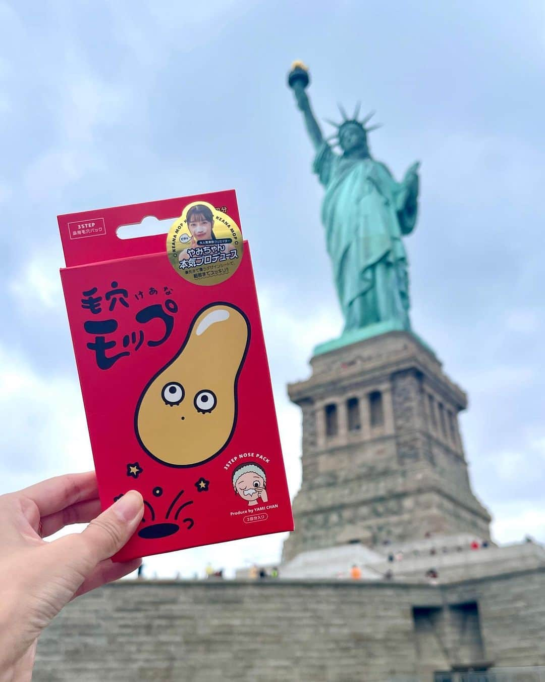 やみちゃん。のインスタグラム：「毛穴モップと共にニューヨークに来ました🗽 NYでもたくさん角栓取れたよ‼︎ （※最後写真あり）  クッキーのお店はここです↓ （ @levainbakery ）🍪  ブロードウェイミュージカルを見たり NYの地下鉄に乗ってみたり🚇  相棒の毛穴モップと たくさん初体験しました😆  @yammystoy_official  #毛穴モップ #角栓くん #角栓 #黒ずみケア #黒ずみ #チョコチップクッキー #ヤミーズトイ  #旅行 #美容」