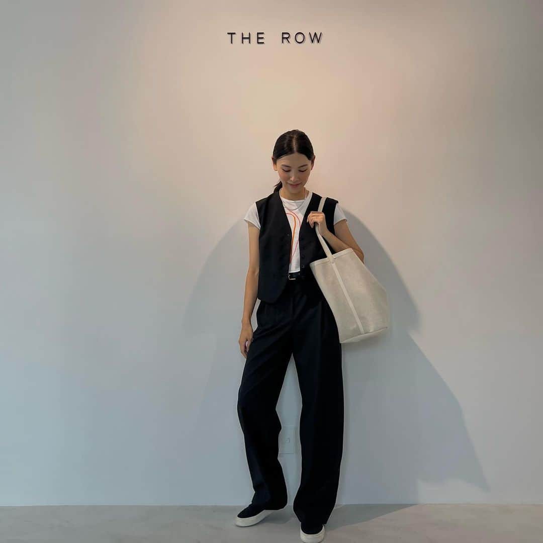申真衣のインスタグラム：「シーズンを超えて合わせる愉しさ🌈  head to toe @therow   T-shirt: Summer 22’ vest&pants: Spring 23’ bag&belt: Spring 21’ sneakers: Essentials」