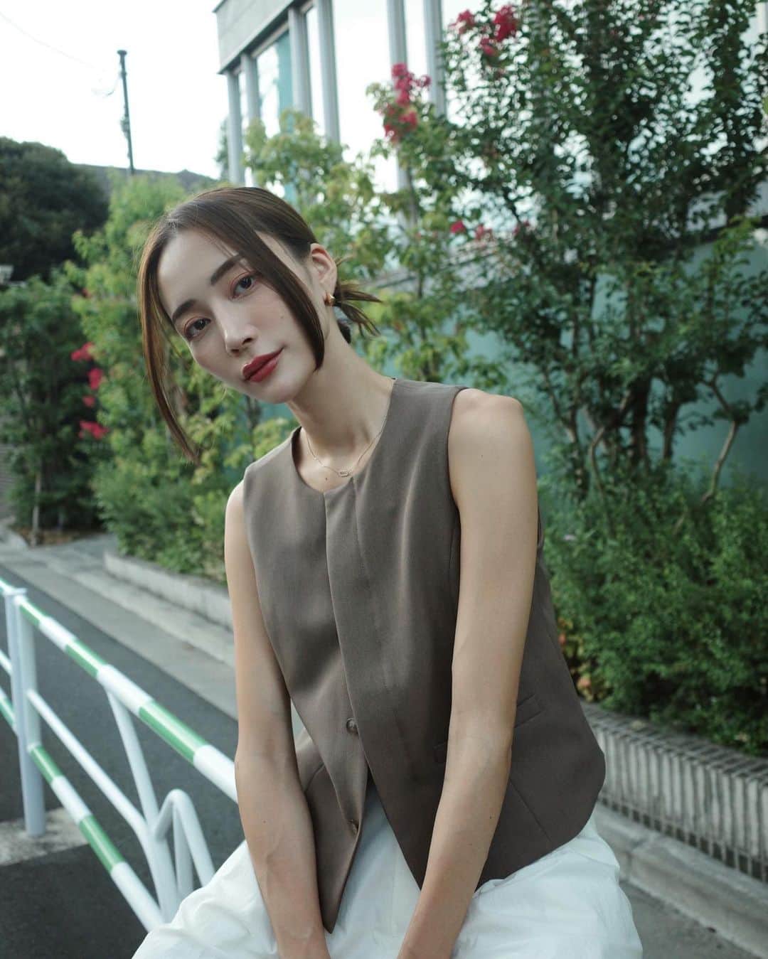 のインスタグラム：「蝉の声が聞こえなくなって少し風のある日も増えてきた。  まだまだ暑いけど。笑  2024年春夏の展示会もピークな時期。 頭がごちゃごちゃw  秋が楽しみだ。  #outfit #ootd #fashion #coordinate #searoomlynn #alea #korea #akte #chanel」