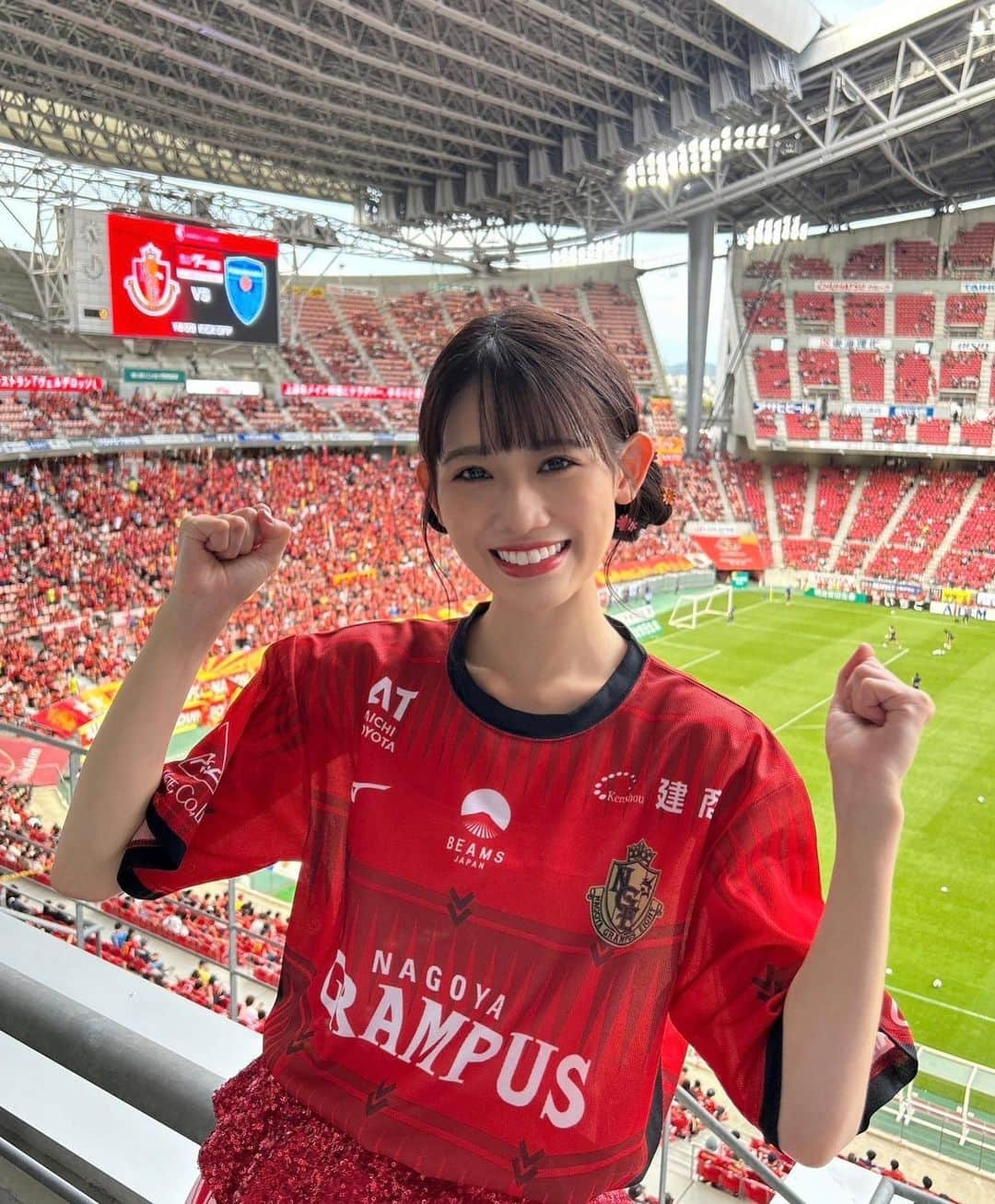 秋本帆華のインスタグラム：「. 名古屋グランパス 今年ラストの鯱の大祭典でした⚽️  惜しくも引き分けでしたが 大祭典期間はファミリーの一体感が より強く大きく感じられます🔥🔥🔥 その一員になれてとっても嬉しい♪  やぐらでのグランパス音頭も楽しかったなぁ☺️ 回を重ねるごとに踊りの輪が広がって嬉しかったです💃  #Jリーグ #名古屋グランパス #鯱の大祭典 #横浜FC #TEAMSHACHI  柚姫の分まで応援してきたよー！ ゆっくり休んでね💜」