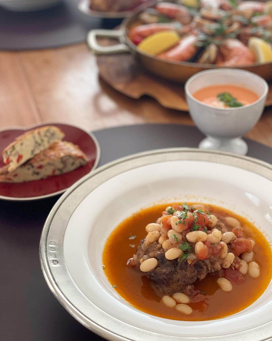 松見早枝子さんのインスタグラム写真 - (松見早枝子Instagram)「久しぶりに作った#パエリア 。 ・ こんなに楽しくワインが進む料理もなかなか無いですねー❗️と話しながら😊 ・ 今日は#スペイン料理 🇪🇸のプライベートレッスンでした。 ・ 手間はかかるけれど、感動的な美味しさの#シーフードパエリア は、なんと言っても炊くスープが決め手。 鶏手羽中と香味野菜を煮出して、具にもなるハマグリを口が開くまで入れ、漉して仕上げに#サフラン を入れて贅沢に取ります😉 ・ そしてもう一つ、私の大好きなスペイン料理、 ◾️豚肉とインゲン豆のトマト煮込み シンプルな材料で手軽にできるのに、フレンチの赤ワイン煮込みに勝るとも劣らない味わい✨ ・ あとは、タパスになる、パルミジャーノとおからが入った ◾️スペインオムレツ  ・ ガスパチョに似た冷製トマトスープ ◾️サルモレッホ ・ デザートは冷凍で作るコンポートにスペインのスパークリングワイン、CAVAを加えた ◾️和梨のスパイスコンポート・サングリア風 今日も暑かったので、半解凍でシャリっと頂きました😊 ・ スペイン料理は、太陽🌞を感じるエネルギッシュさがあって、食べるととにかく元気と笑いが出る❗️ ・ ・ #パエーリャ #スペインオムレツ #サルモレッホ #スパイスコンポート #おもてなし料理 #料理教室tronc #料理教室トロン #粮理家 #ウェルネスフードスタイリスト #松見早枝子 #paella #spanishfood #wellnessfoodstylist #saekomatsumi」9月2日 21時13分 - saekomatsumi