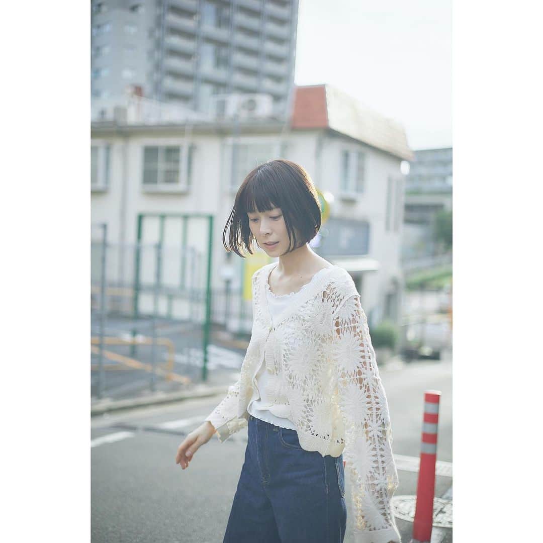 吹越ともみのインスタグラム：「ㅤㅤㅤㅤㅤㅤㅤㅤㅤㅤㅤㅤㅤ ちゃんとした投稿が2ヶ月もあいていました。 いけませんねぇ。。 ㅤㅤㅤㅤㅤㅤㅤㅤㅤㅤㅤㅤㅤ 至って元気なのですが、日々に追われていたわたしをえりさんが救い出してくださいました📷🌿 少しずつ季節の変わり目を感じるこの頃。 優しく、柔らかくありたいなぁと、えりさんが撮ってくださったお写真を見て自分を立て直します。 ㅤㅤㅤㅤㅤㅤㅤㅤㅤㅤㅤㅤㅤ あと少しの夏も楽しみましょう〜💭 9月も宜しくお願いします🐰」