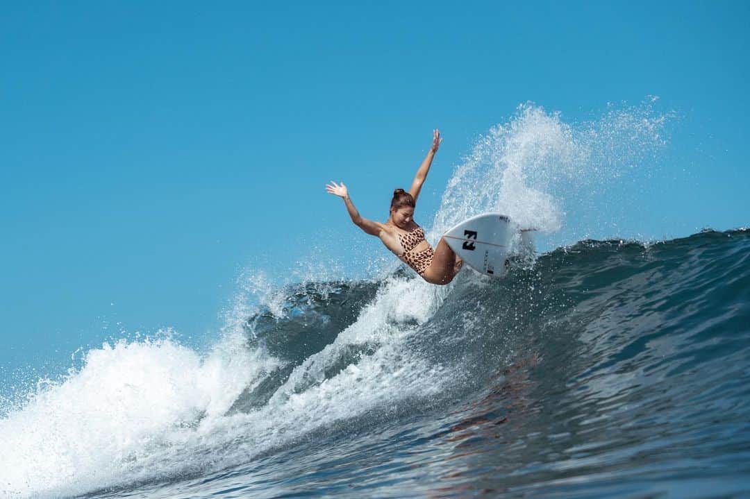 松田詩野のインスタグラム：「Water shots 🫰🏻🫠🩵☁️🕷️ by @nachos.san   #surf #surfing #bali #indonesia #waves」