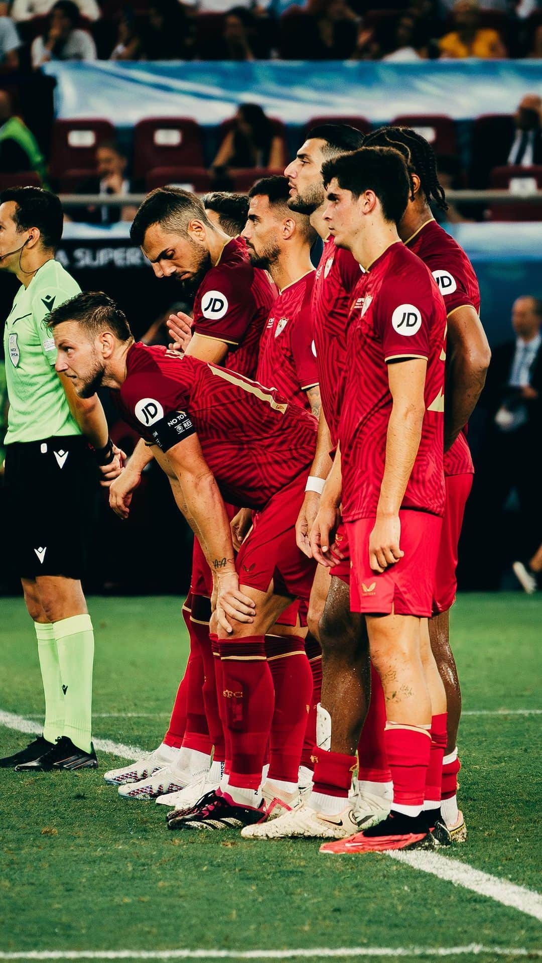 イヴァン・ラキティッチのインスタグラム：「En las buenas y en las malas, siempre juntos ❤️🤍🙏🏼  📹 @mathiskinny   #sevillafc #rakitic  #nuncaterindas #wearesevilla  #supercup」