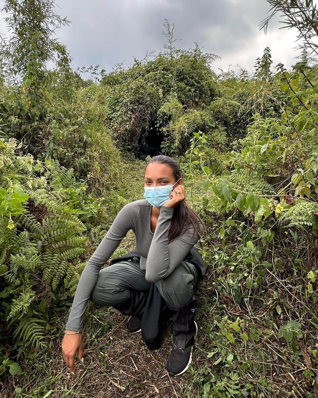 ライス・リベイロさんのインスタグラム写真 - (ライス・リベイロInstagram)「Gorilla trekking day @alo  📸 @jrvs.km」9月2日 21時17分 - laisribeiro