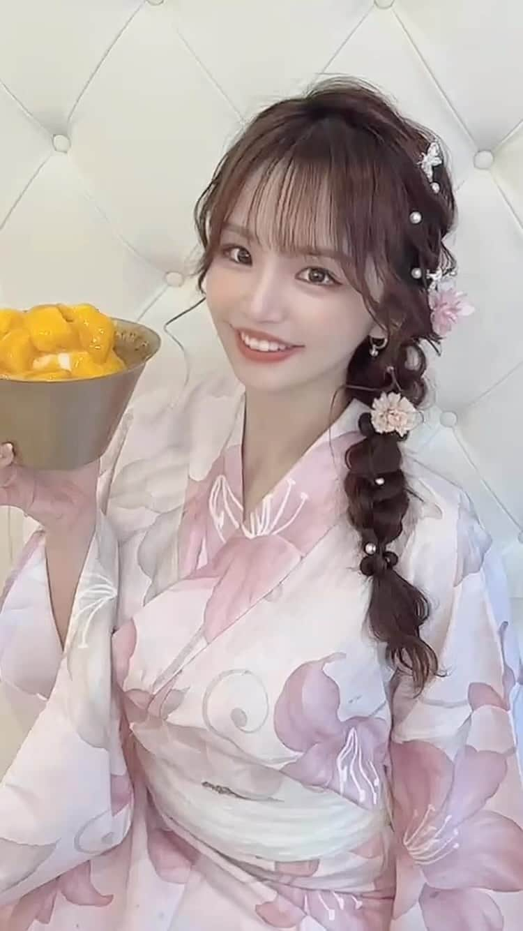 CHERIのインスタグラム：「🍧 snow ice 🧊 Mango 🥭 YUKATA 👘 So Japanese style 🤍  浴衣でかき氷ソルビンを食べました🩵‪ 夏らしい🍧🎐❤︎ 可愛くして貰えて嬉しい🥰  Hair arrangement @hairmake_kasumi  YUKATA dress @dress_sugar  Cafe snow ice @wafflekhan_dotonbori」