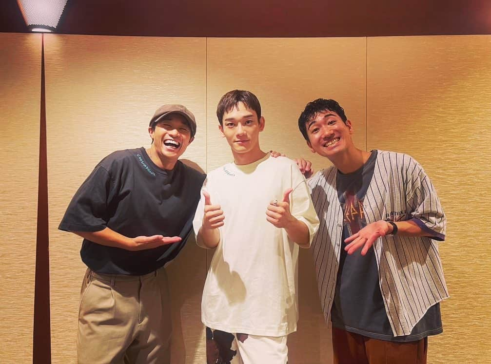 shojiのインスタグラム：「演出しているCHENのソロツアーの横浜2days公演が終了しましたー！ @weareone.exo  CHENの歌声、本日も最高でした🙏  バンドメンバーも最高ー❤️‍🔥 スタッフチームも最強ー🔥 @oguristkgz も観に来てくれましたー！ありがとうー！  #CHEN #CHEN_ポラリス #EXO #weareoneEXO #stkgz #シッキン #シットキングス #shoji #持田将史　#演出 #時間が許す限りリハーサルする男CHEN #予想を超えるファンサービスにスタッフがワタワタするライブ #つまりCHENはサイコー」