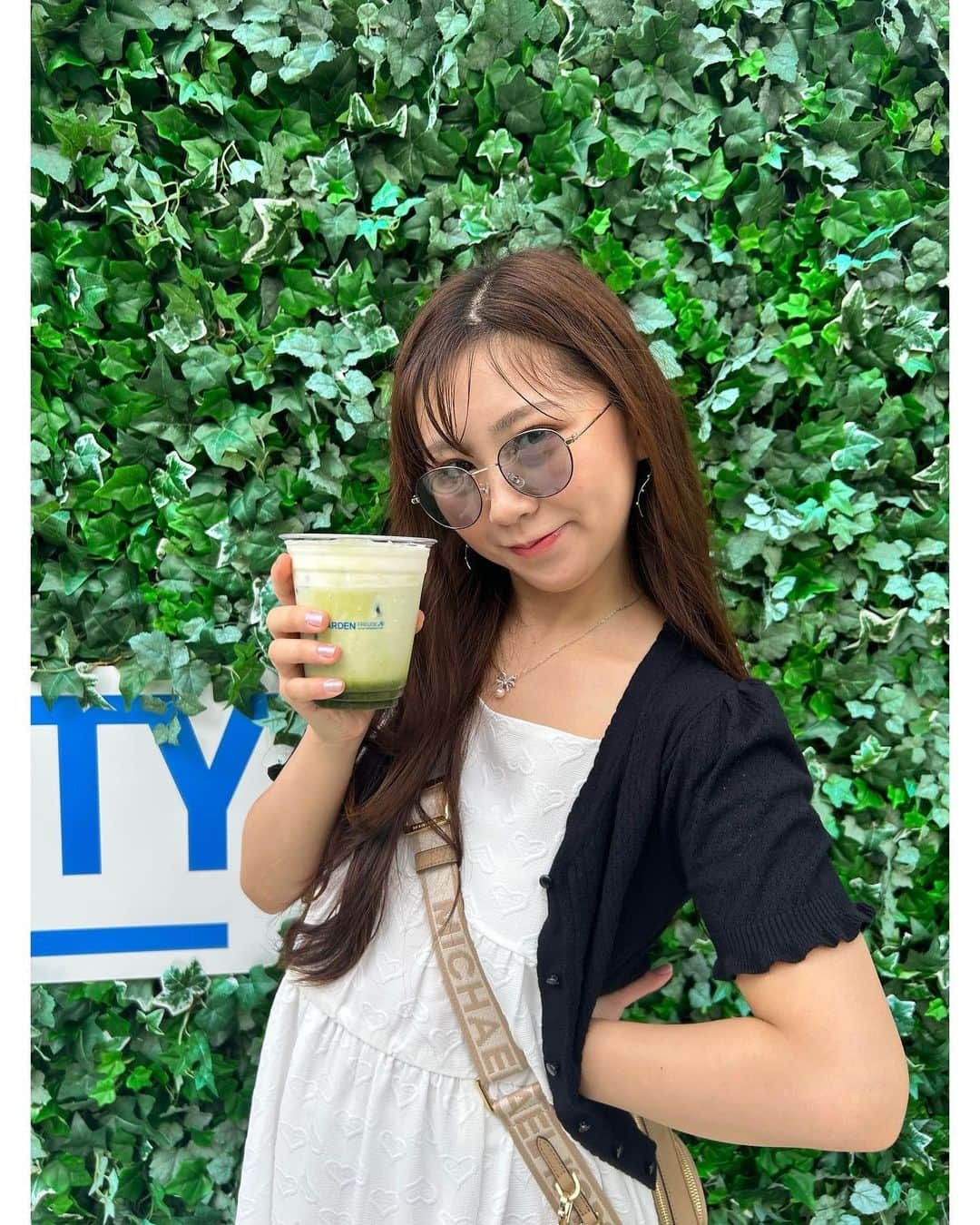 須田理夏子さんのインスタグラム写真 - (須田理夏子Instagram)「BMWカフェ行ってきた🧁🥛  抹茶持ってるけど、、、 やっぱりオレンジジュースしか勝たん🍊👊 ・ ・ ・ 最近、w closetのお洋服好きなの♡   #カフェ  #Cafe #カフェ巡り  #表参道カフェ  #BMWカフェ #ファッションコーデ  #fashion  #wcloset  #ダブルクローゼット  #GU  #ジーユー  #MICHEALKORS  #マイケルコース  #他撮り #服装  #ファッショ #おしゃれ  #ガーリーコーデ  #ホワイト  #White  #me #photo #photography #followｍe  #だてめがね  #サングラス  #サングラス女子  #オレンジジュース」9月2日 21時27分 - sudarikako