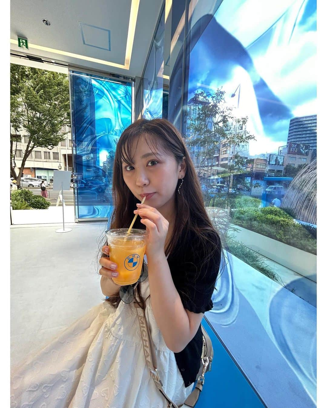 須田理夏子さんのインスタグラム写真 - (須田理夏子Instagram)「BMWカフェ行ってきた🧁🥛  抹茶持ってるけど、、、 やっぱりオレンジジュースしか勝たん🍊👊 ・ ・ ・ 最近、w closetのお洋服好きなの♡   #カフェ  #Cafe #カフェ巡り  #表参道カフェ  #BMWカフェ #ファッションコーデ  #fashion  #wcloset  #ダブルクローゼット  #GU  #ジーユー  #MICHEALKORS  #マイケルコース  #他撮り #服装  #ファッショ #おしゃれ  #ガーリーコーデ  #ホワイト  #White  #me #photo #photography #followｍe  #だてめがね  #サングラス  #サングラス女子  #オレンジジュース」9月2日 21時27分 - sudarikako