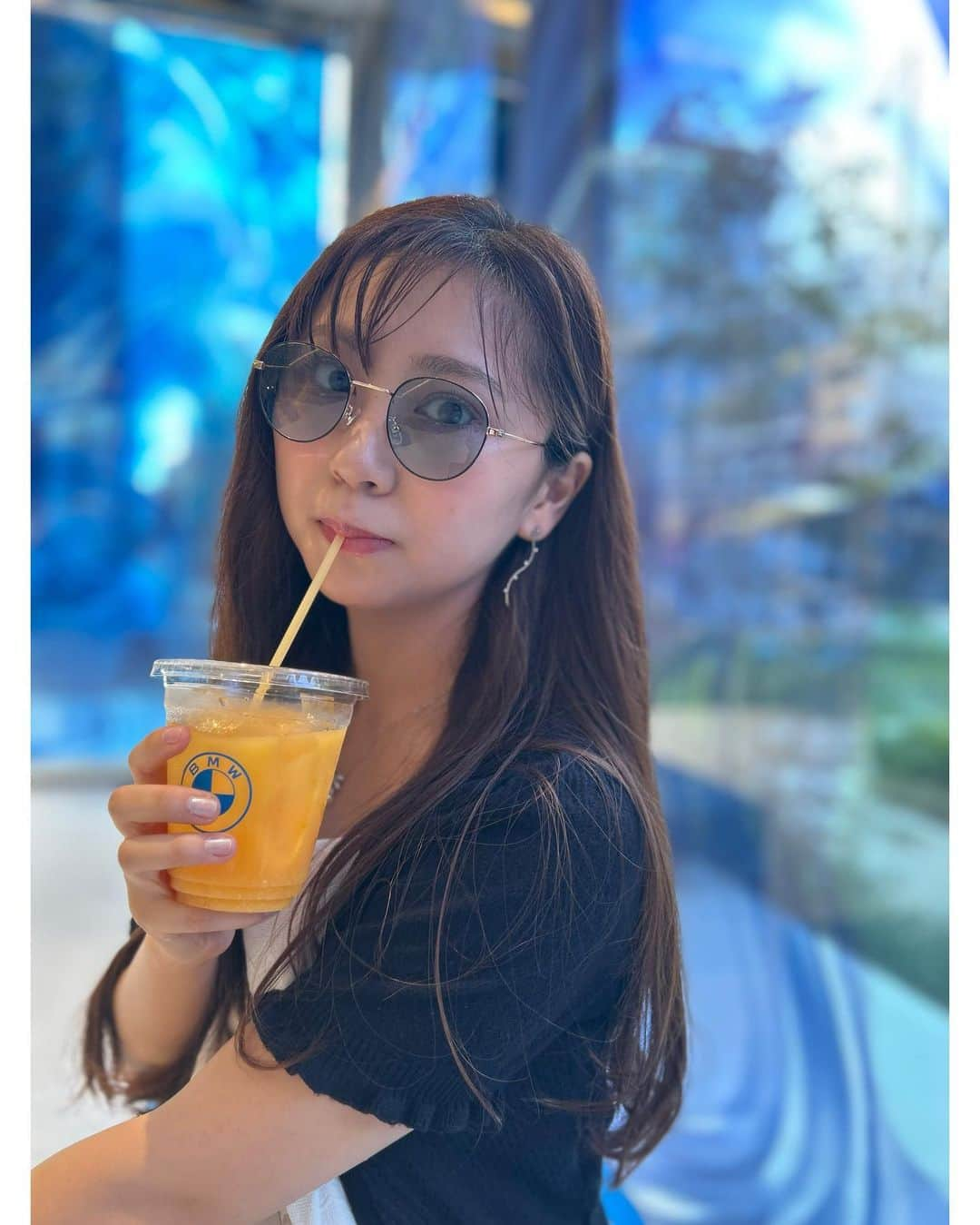 須田理夏子さんのインスタグラム写真 - (須田理夏子Instagram)「BMWカフェ行ってきた🧁🥛  抹茶持ってるけど、、、 やっぱりオレンジジュースしか勝たん🍊👊 ・ ・ ・ 最近、w closetのお洋服好きなの♡   #カフェ  #Cafe #カフェ巡り  #表参道カフェ  #BMWカフェ #ファッションコーデ  #fashion  #wcloset  #ダブルクローゼット  #GU  #ジーユー  #MICHEALKORS  #マイケルコース  #他撮り #服装  #ファッショ #おしゃれ  #ガーリーコーデ  #ホワイト  #White  #me #photo #photography #followｍe  #だてめがね  #サングラス  #サングラス女子  #オレンジジュース」9月2日 21時27分 - sudarikako