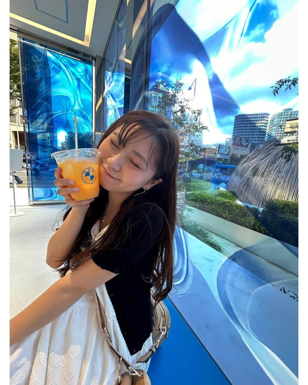 須田理夏子さんのインスタグラム写真 - (須田理夏子Instagram)「BMWカフェ行ってきた🧁🥛  抹茶持ってるけど、、、 やっぱりオレンジジュースしか勝たん🍊👊 ・ ・ ・ 最近、w closetのお洋服好きなの♡   #カフェ  #Cafe #カフェ巡り  #表参道カフェ  #BMWカフェ #ファッションコーデ  #fashion  #wcloset  #ダブルクローゼット  #GU  #ジーユー  #MICHEALKORS  #マイケルコース  #他撮り #服装  #ファッショ #おしゃれ  #ガーリーコーデ  #ホワイト  #White  #me #photo #photography #followｍe  #だてめがね  #サングラス  #サングラス女子  #オレンジジュース」9月2日 21時27分 - sudarikako