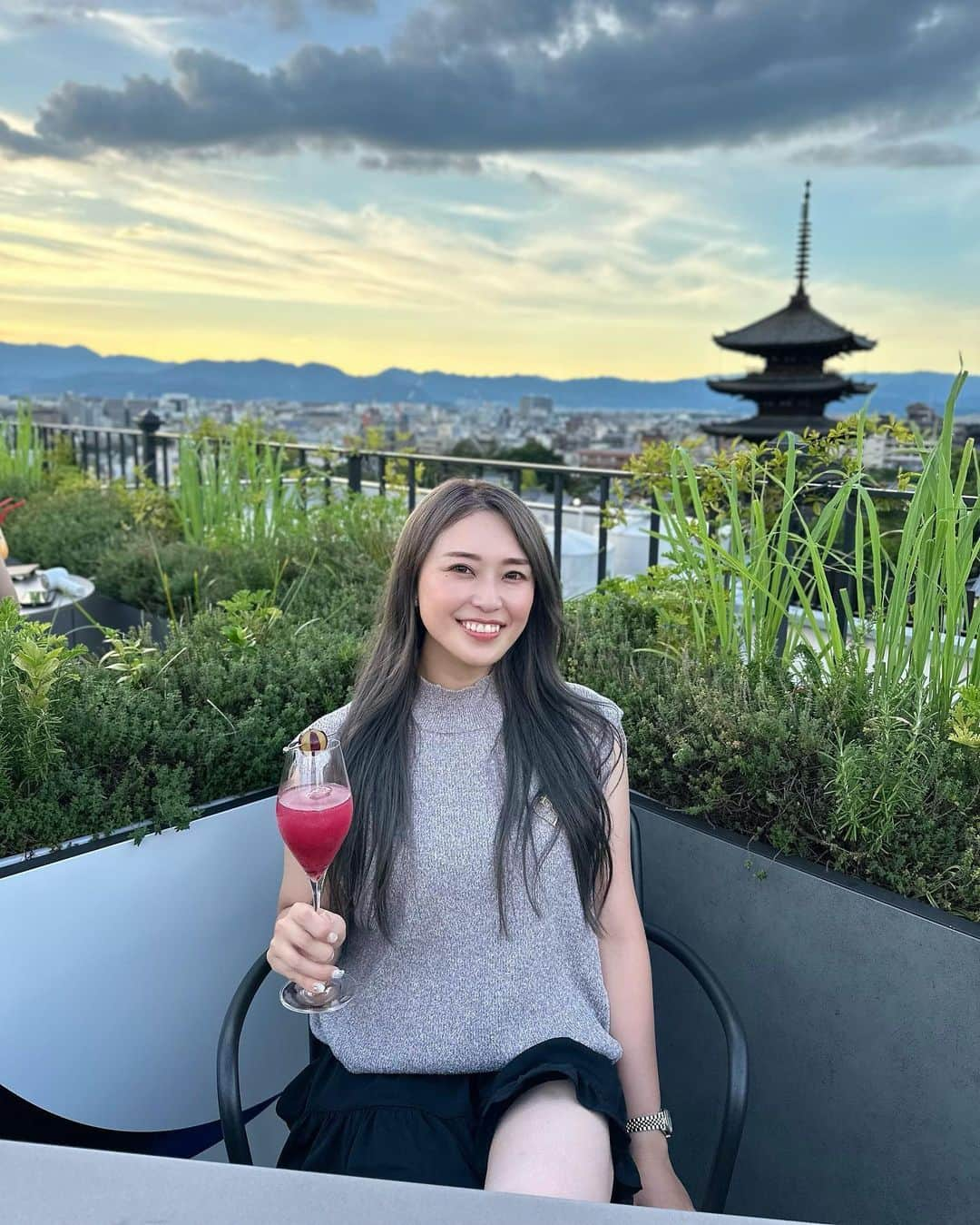 神田藍香のインスタグラム：「K36  The bar＆Rooftop 夕日と法観寺の五重塔も見れる素敵な空間🥂🩷 ⁡ ⁡ それにしても足白すぎwwww 腕と色が合ってない🙄」