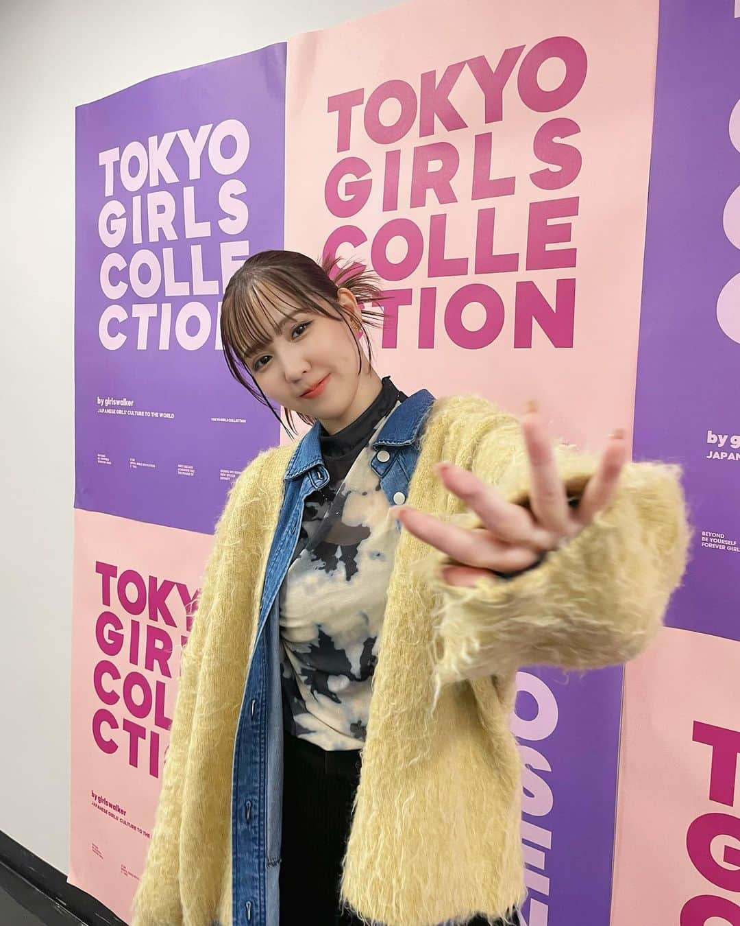 ゆりなさんのインスタグラム写真 - (ゆりなInstagram)「東京ガールズコレクション2023A/W . @rageblue_official さんの ステージに出演させて頂きました✨ 2人とも普段と違う系統のお洋服やヘアメイクで 変身させて頂いたのですがどうですか？？😳 . #東京ガールズコレクション#TGC#rageblue #カップル#カップルフォト#シミラールック#ペアルック #デニムコーデ#秋コーデ#冬コーデ#ファッション」9月2日 21時21分 - riri_yurina