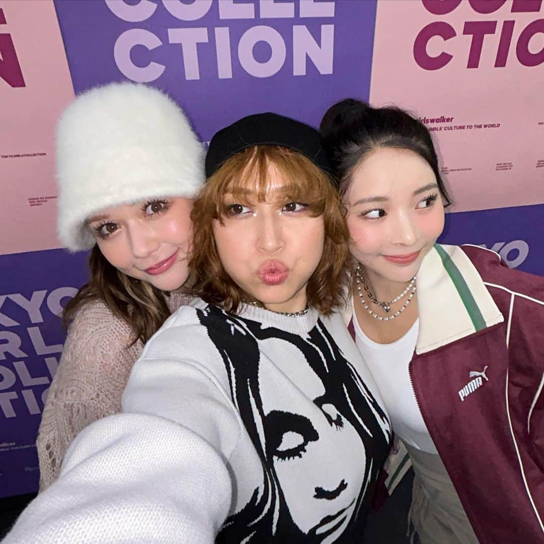 丸山礼さんのインスタグラム写真 - (丸山礼Instagram)「@tgc_staff  #tokyogirlscollection2023aw @xgirljp 🙋✨ ドライでちょっとロックな香りでさ〜ね お目見え〜🖤 メイクもブラック囲みハード系で かなり新鮮でした🫡🤍🖤 エアギターしようと思いながら歩いていたら ドンピシャの音楽でした🤤🎧 このあと左でピアノ、右でドラム叩いてますし 満足してランウェイちょとミスっています😭😂 トップバッターなのに失礼しました！😂🙇🏻‍♀️ ボードやうちわつくってくれた みんな本当にありがとうございます😭！しあわせー！ また出演できますように💪🏻🥰 いつものミチさんシゲさんと👩‍👩‍👧」9月2日 21時21分 - rei_maruyama