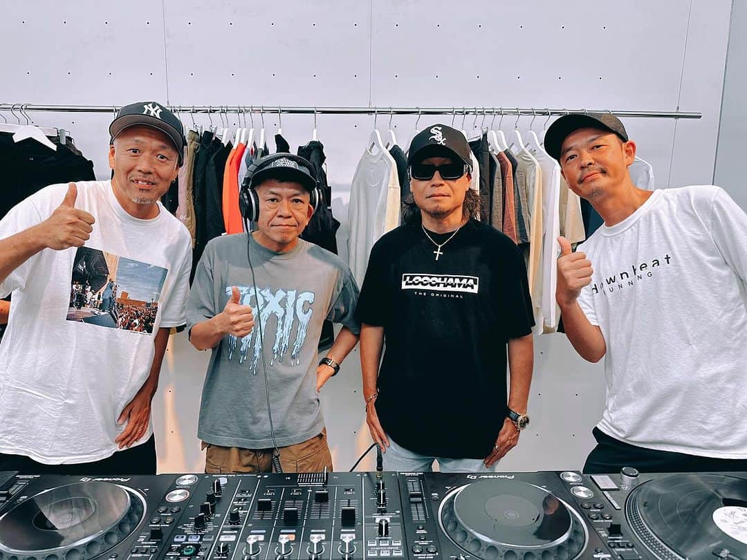 DJ PMXのインスタグラム：「.  @downbeatrunning のレセプションパーティへ  80年代に知り合ったGAS BOYSの @timai01 にスチャダラパーのSHINCO  みんな相変わらず好きな事やって生きてんな〜  そしてこの日もSHINCOのサンプラー借りパクして曲作ってた20歳ごろの話で盛り上がるw  @jun_lafayette @timai01  おめでとうございます㊗️  #downbeatrunning #gasboys #スチャダラパー #tokyo #locohama #akais900」