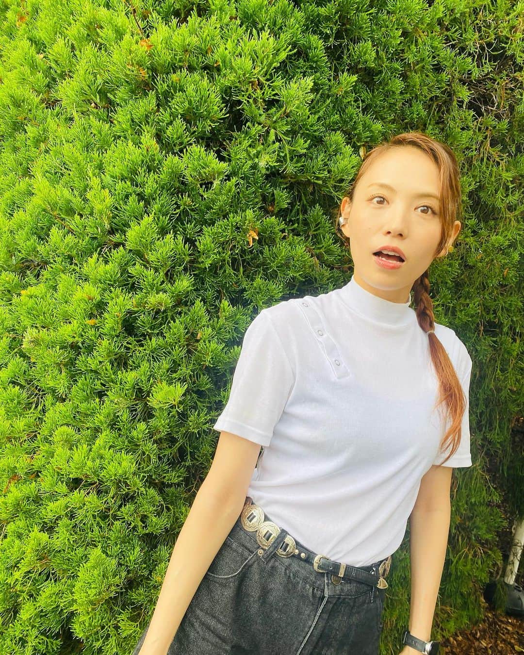 のインスタグラム：「こんぶうわんわぁ🍤 えびふりゃぁ🍤ヘアーさん 何か言おうとしてますね🥹笑 My hairstyle looks like fried shrimp...pupupu #田野アサミ#asamitano めっっちゃ眩しかったから日陰を手で作ったのちの反射的に出たピースがちょっと何かのポーズに似ている😈笑」