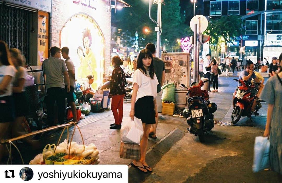 のインスタグラム：「#Repost @yoshiyukiokuyama with @use.repost ・・・ Suzu Hirose 10th Anniversary Photobook ”Leisure Treasure” Size：200 × 240 mm Vinyl Cover：184 pages Design：Naoko Nakui Stylist：Daisuke Iga / Chiharu Dodo Hair & Make-up：Shinji Konishi / Masayoshi Okudaira Publisher：KODANSHA  ー  広瀬すず 10周年記念写真集『レジャー・トレジャー』 判型：200 × 240 mm 頁数：184ページ 仕様：ビニールカバー 装丁： 名久井直子 スタイリング：伊賀大介 / 百々千晴 ヘアメイク：小西神士 / 奥平正芳 出版社：講談社  ー  广濑铃出道十周年纪念写真书《Leisure Treasure》 尺寸：200 × 240 mm 页数：184页 样式：封胶封面 装帧：名久井直子 造型：伊贺大介 / 百百千晴 梳化：小西神士 / 奥平正芳 出版社：讲谈社  ー  廣瀨鈴出道十週年紀念寫真書《Leisure Treasure》 尺寸：200 × 240 mm 頁數：184頁 樣式：封膠封面 裝幀：名久井直子 造型：伊賀大介 / 百百千晴 梳化：小西神士 / 奧平正芳 出版社：講談社  #広瀬すず #suzuhirose #写真集 #photobook #奥山由之 #yoshiyukiokuyama」
