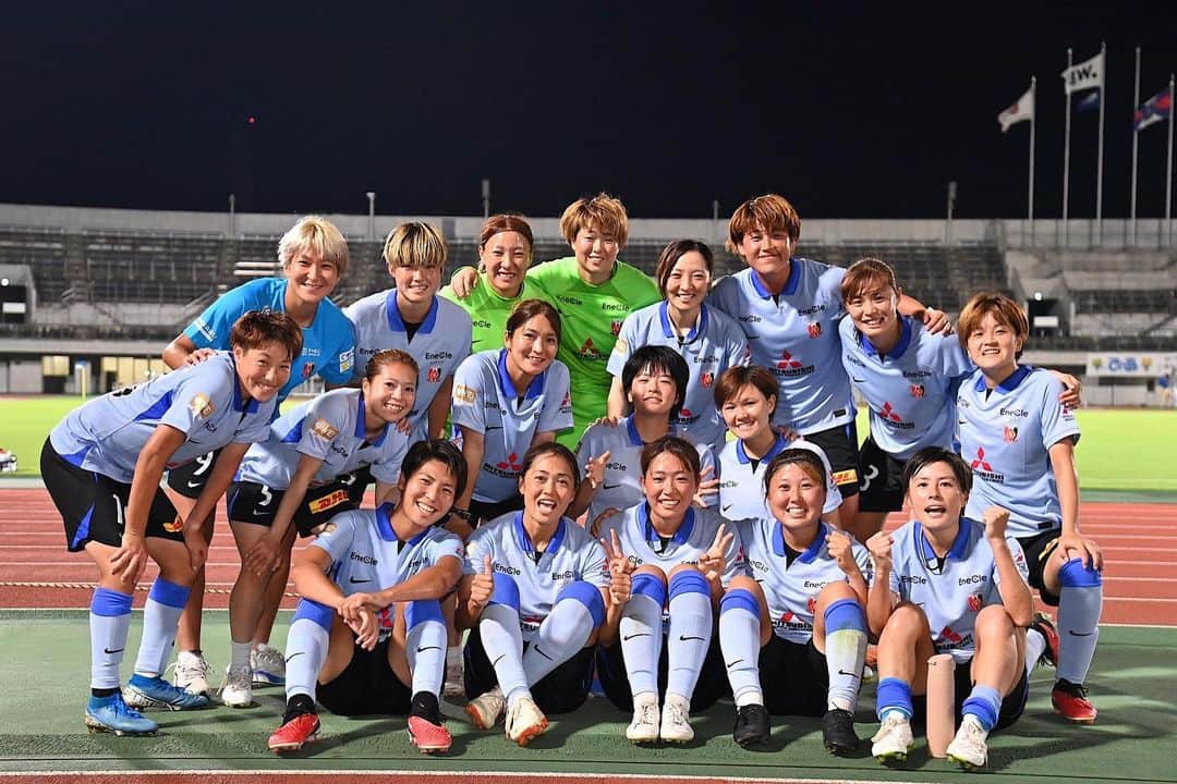 清家貴子のインスタグラム：「WIN✌️  みんなナイス！ さらにギアをあげていきます！！ 応援ありがとうございました！  #三菱重工浦和レッズレディース  #weリーグカップ  #NIKE #ボメロ5」