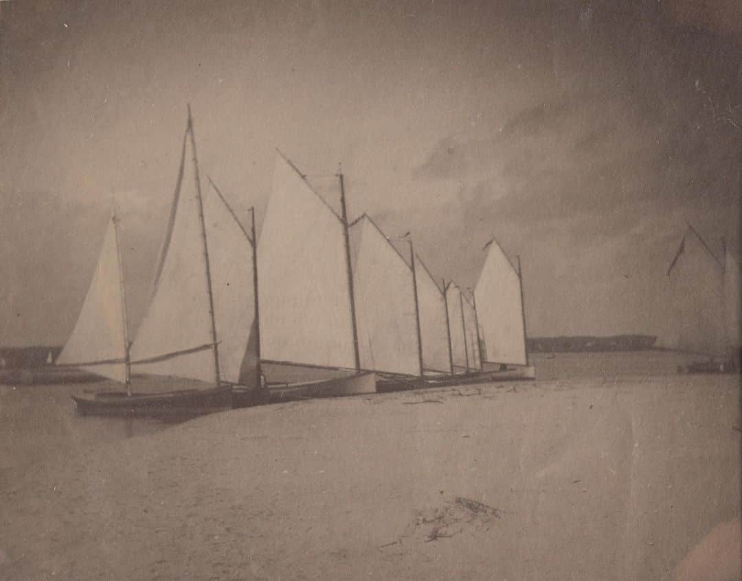 フィラデルフィア美術館さんのインスタグラム写真 - (フィラデルフィア美術館Instagram)「Skip the shore and explore our galleries this weekend.   "Sailboats on the New Jersey Shore," 1881, Thomas Eakins.」9月2日 21時25分 - philamuseum