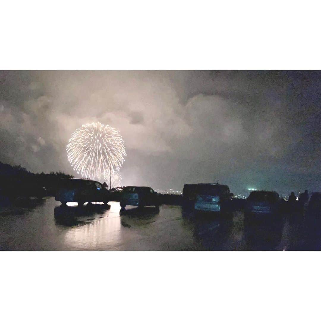 宇田川紗稚のインスタグラム：「.8月の記録🎆 ⁡ 雨でも花火ってあがるんですね！ つのぴょんと見た都農町民花火大会 夏らしいことやっとできた☺︎ ⁡ お仕事して、好きなこともして、 美味しい物を食べて、飲んで🌊⛳️⭐️🍴🍺 ⁡ 8月もあっという間でした🇫🇷 ⁡ #花火 #止まらないお喋り #ハンバーーーーグ #1789」