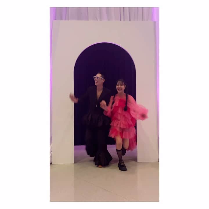 岩崎拓馬のインスタグラム：「🧚🧚🧚🧚 . . Rakunten Fashion week Tokyo @vivianostudio   フィナーレをオマージュ🧚🧚‍♀️🩷 with @xxmeixx1208  . . #rakutenfashionweektokyo #viviano #happytime」