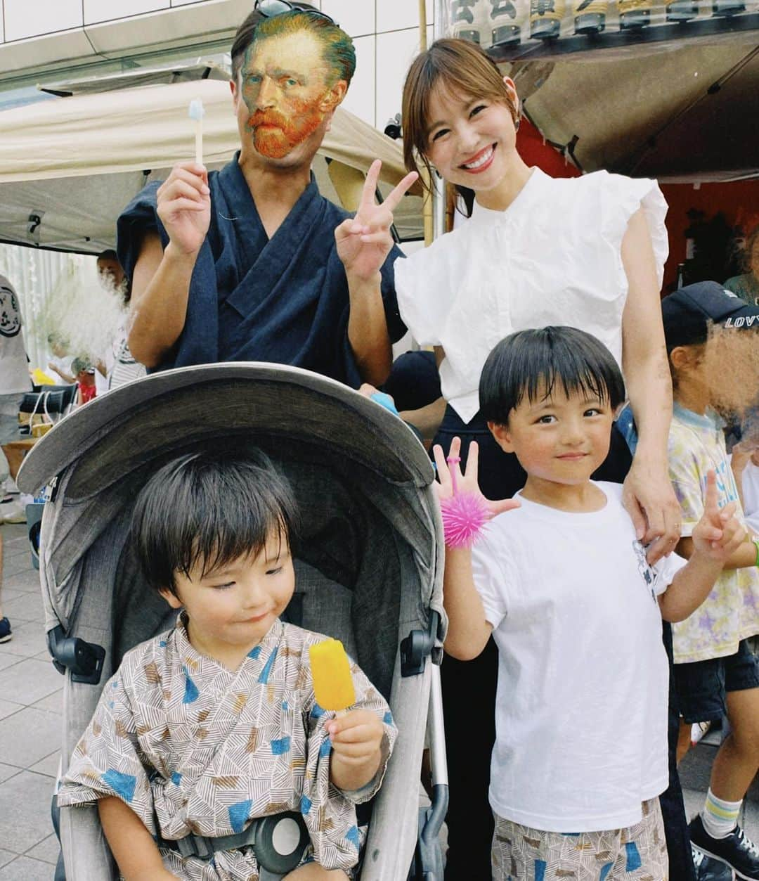 日下部ゆいこさんのインスタグラム写真 - (日下部ゆいこInstagram)「. . お祭り。 子どもお神輿に参加。 練り歩いたわ。母がバテるという。 . . 私自身も小学生の頃に 行っていたお祭り。 当時は屋台のガラス細工が好きで 毎回買ってもらってたなぁ。 今は子供を連れて参加。 ガラス細工って、今、 売ってないよね。 時代を感じます。笑 . . #お祭り#夏祭り#男の子#男の子ママ#男の子兄弟#5歳#2歳」9月2日 21時36分 - yuiko_kusakabe