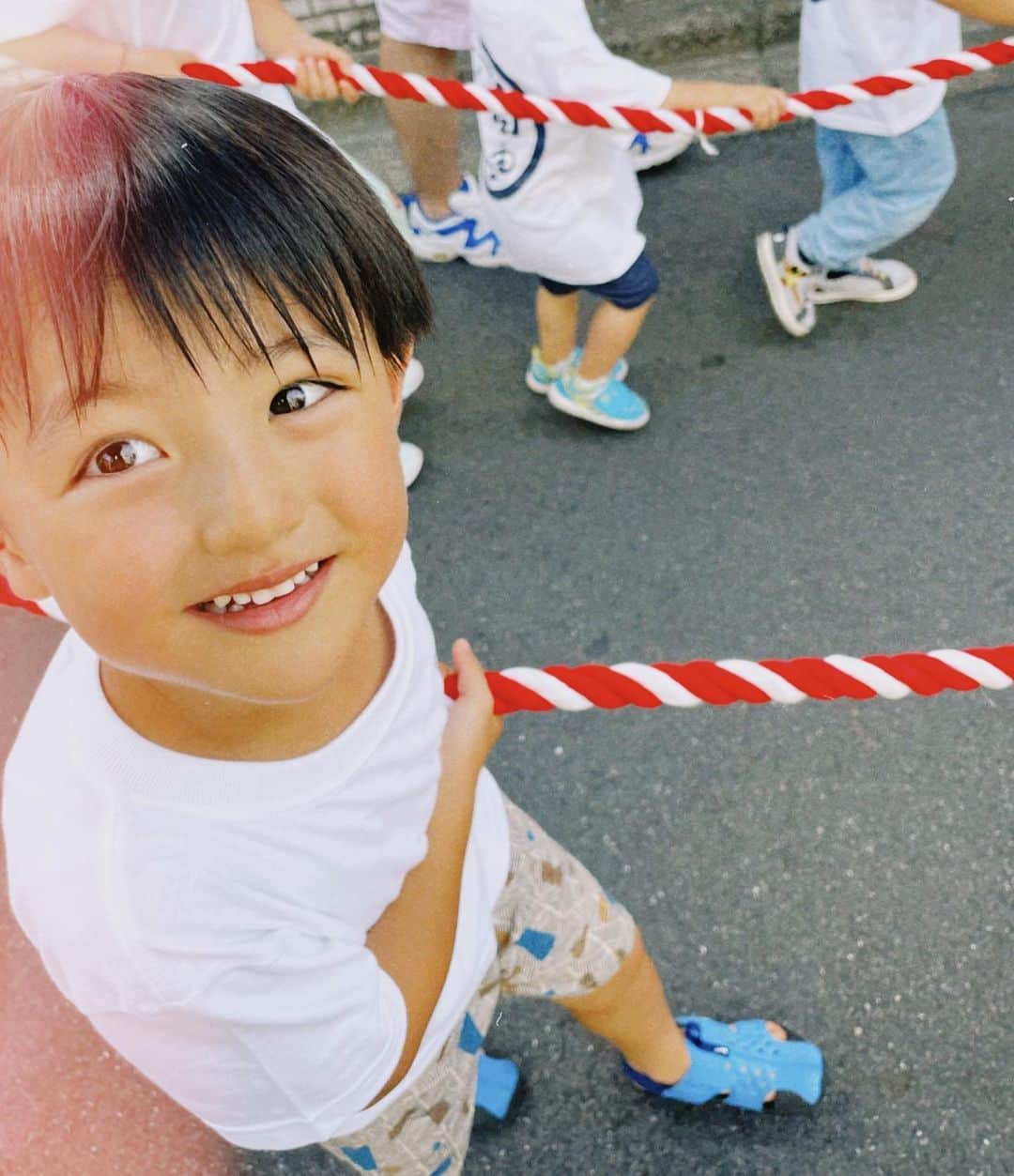 日下部ゆいこのインスタグラム：「. . お祭り。 子どもお神輿に参加。 練り歩いたわ。母がバテるという。 . . 私自身も小学生の頃に 行っていたお祭り。 当時は屋台のガラス細工が好きで 毎回買ってもらってたなぁ。 今は子供を連れて参加。 ガラス細工って、今、 売ってないよね。 時代を感じます。笑 . . #お祭り#夏祭り#男の子#男の子ママ#男の子兄弟#5歳#2歳」