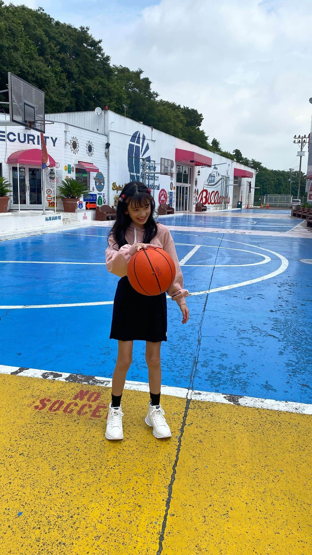 ジェニィベルのインスタグラム：「JENNI belle🔔はJENNI Online Shopだけの限定ブランド⛹️‍♀️🏀 この秋もスクールガールにぴったりのアイテムが続々入荷中💛💛  平日は14時までのご注文で即日発送だよ📦  #jennibelle #ジェニィベル #末永ひなた #ニコプチ」